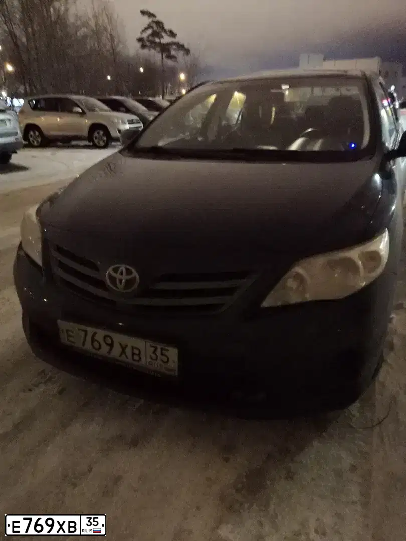 Фото автомобиля TOYOTA COROLLA, 2011 — госномер Е769ХВ35. Цвет: Темно-синий