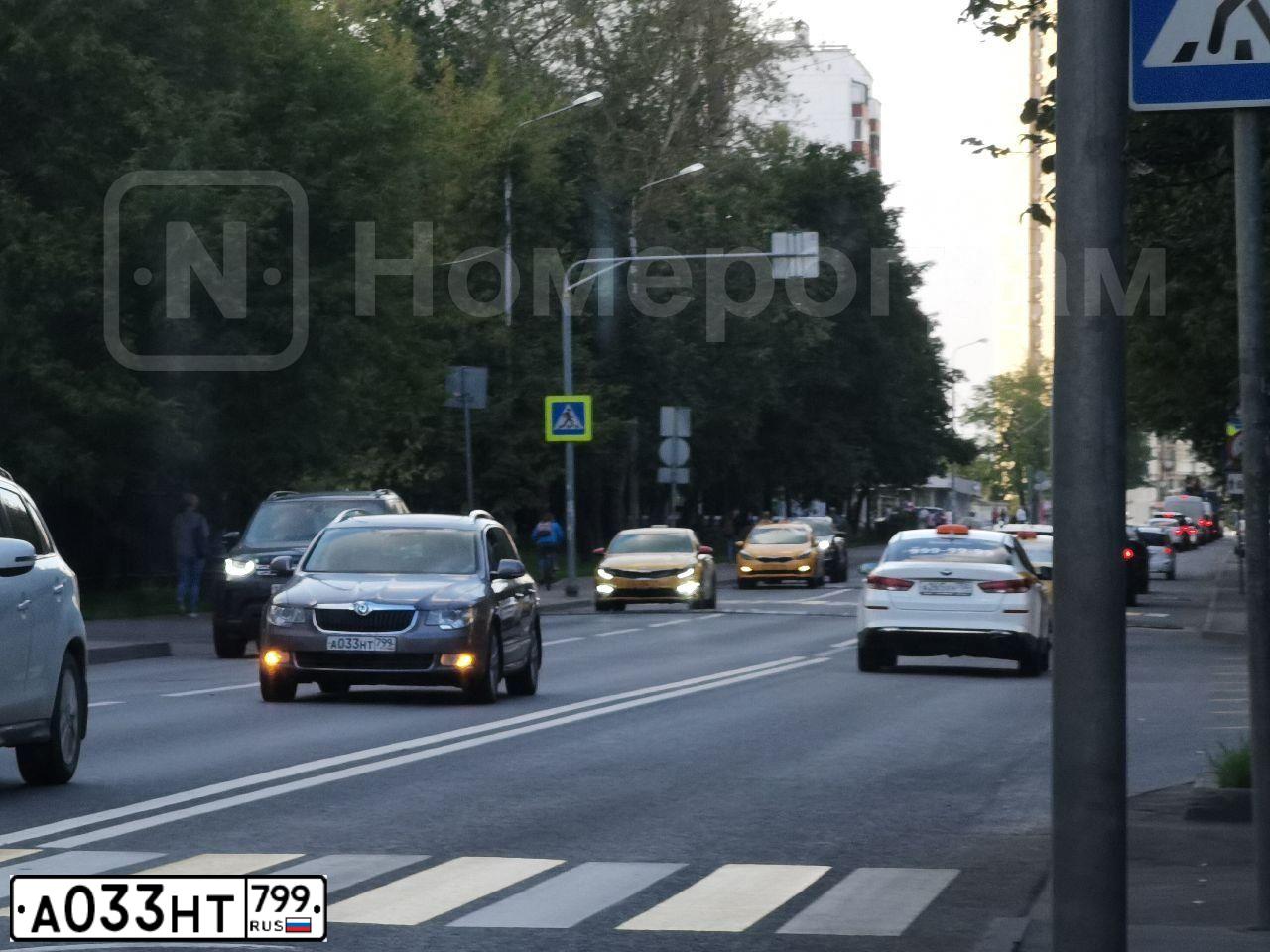 Фото автомобиля SKODA SUPERB, 2011 — госномер А033НТ799. Цвет: БЕЖЕВО - СЕРЫЙ
