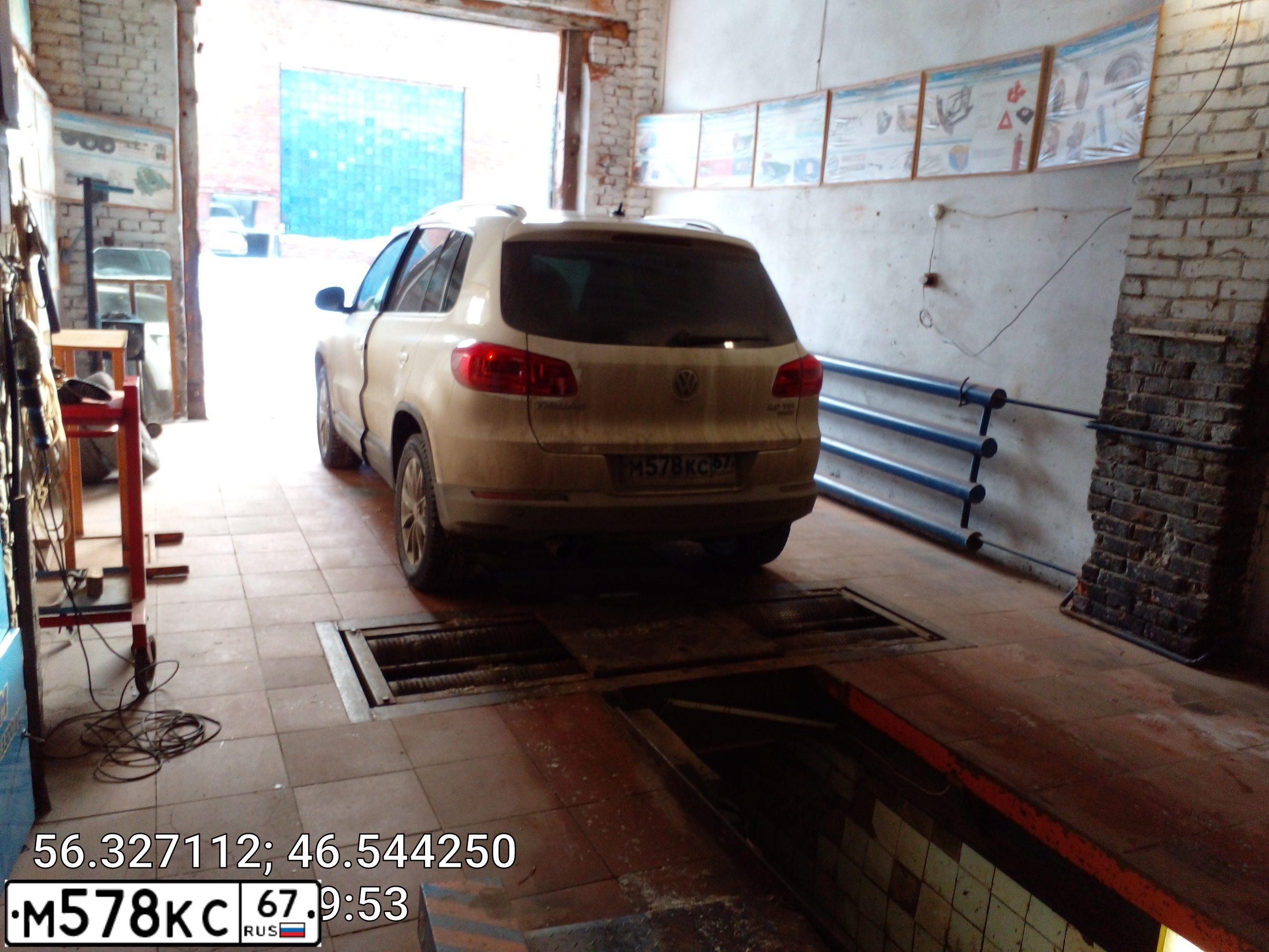 Фото автомобиля VOLKSWAGEN TIGUAN, 2012 — госномер К892ЕТ198. Цвет: Белый