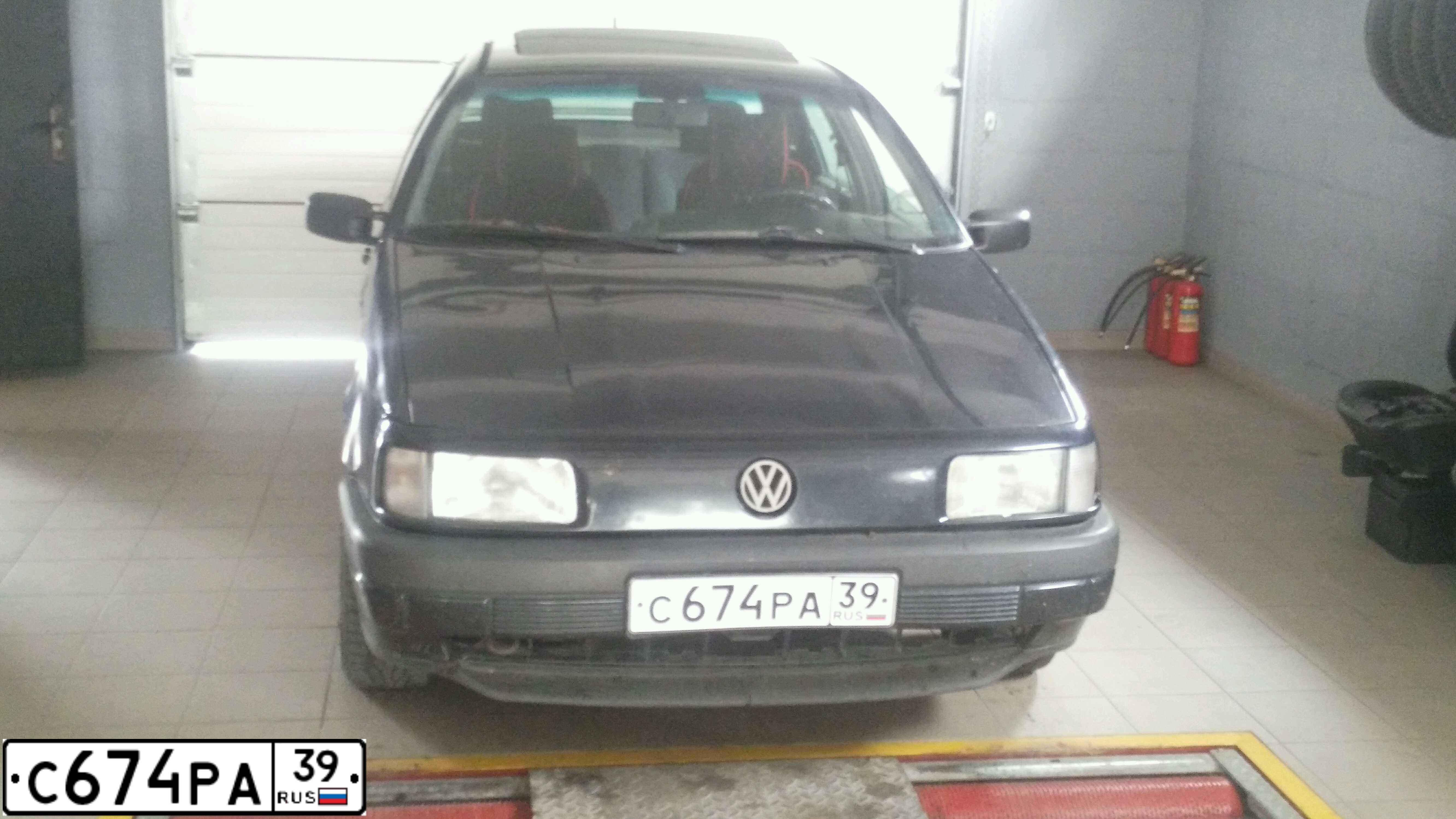Фото автомобиля VOLKSWAGEN PASSAT, 1992 — госномер С674РА39. Цвет: Темно-синий