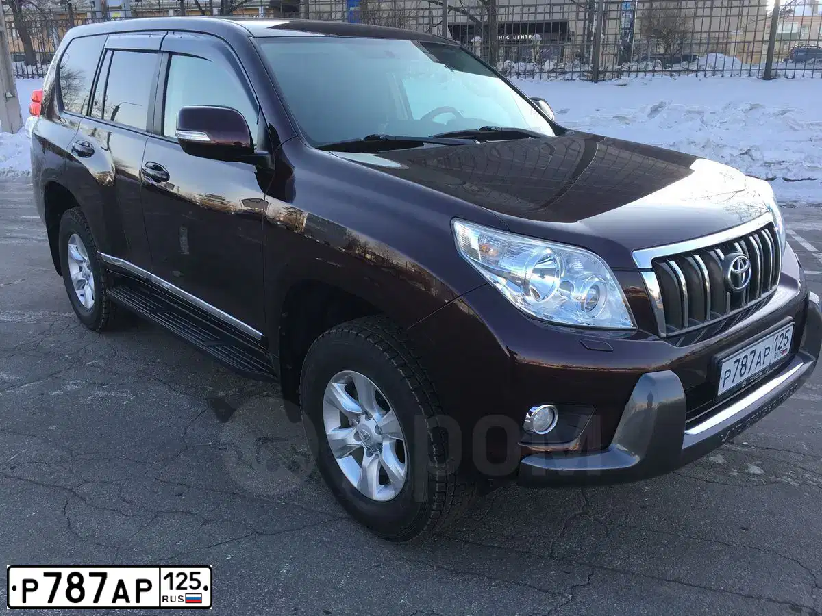 Фото автомобиля TOYOTA LANDCRUISER, 2011 — госномер Р787АР125. Цвет: БОРДОВЫЙ