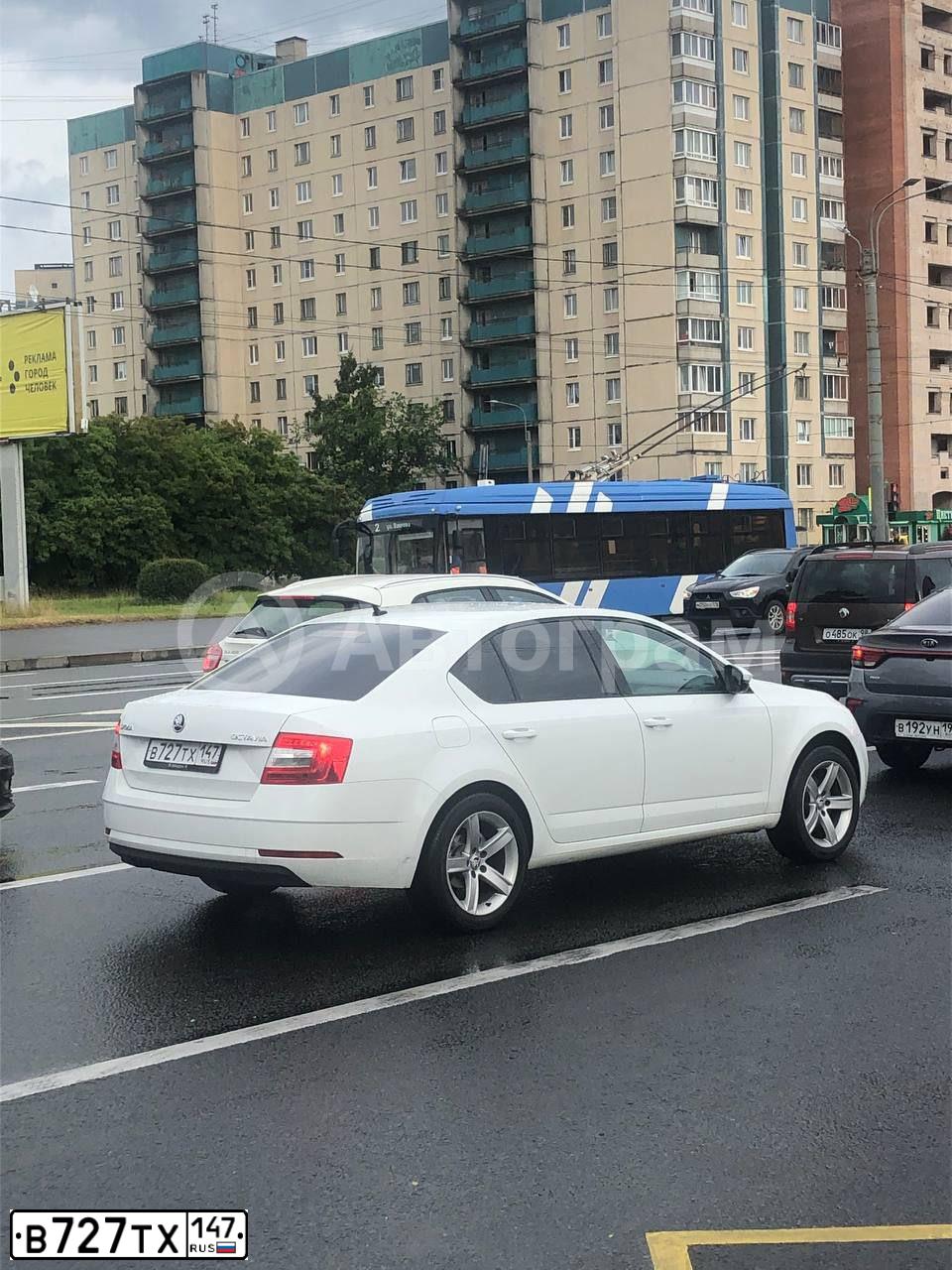 Фото автомобиля SKODA OCTAVIA, 2018 — госномер В727ТХ147. Цвет: Белый