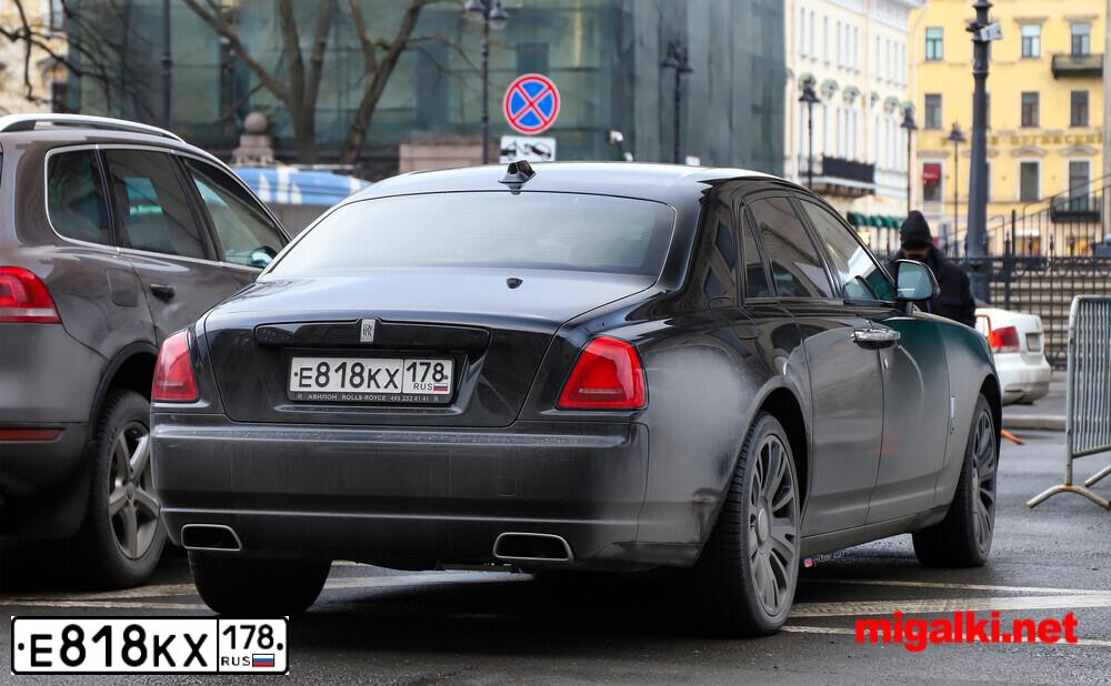 Фото автомобиля BMW SERIE 7, 2011 — госномер Е818КХ178. Цвет: ЧЕРНЫЙ