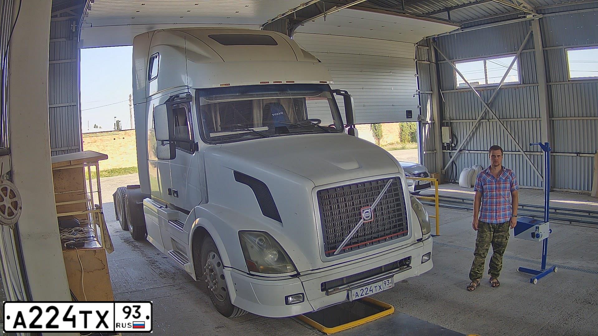 Фото автомобиля VOLVO SERIE VNL /6X4/, 2003 — госномер А224ТХ93. Цвет: Белый