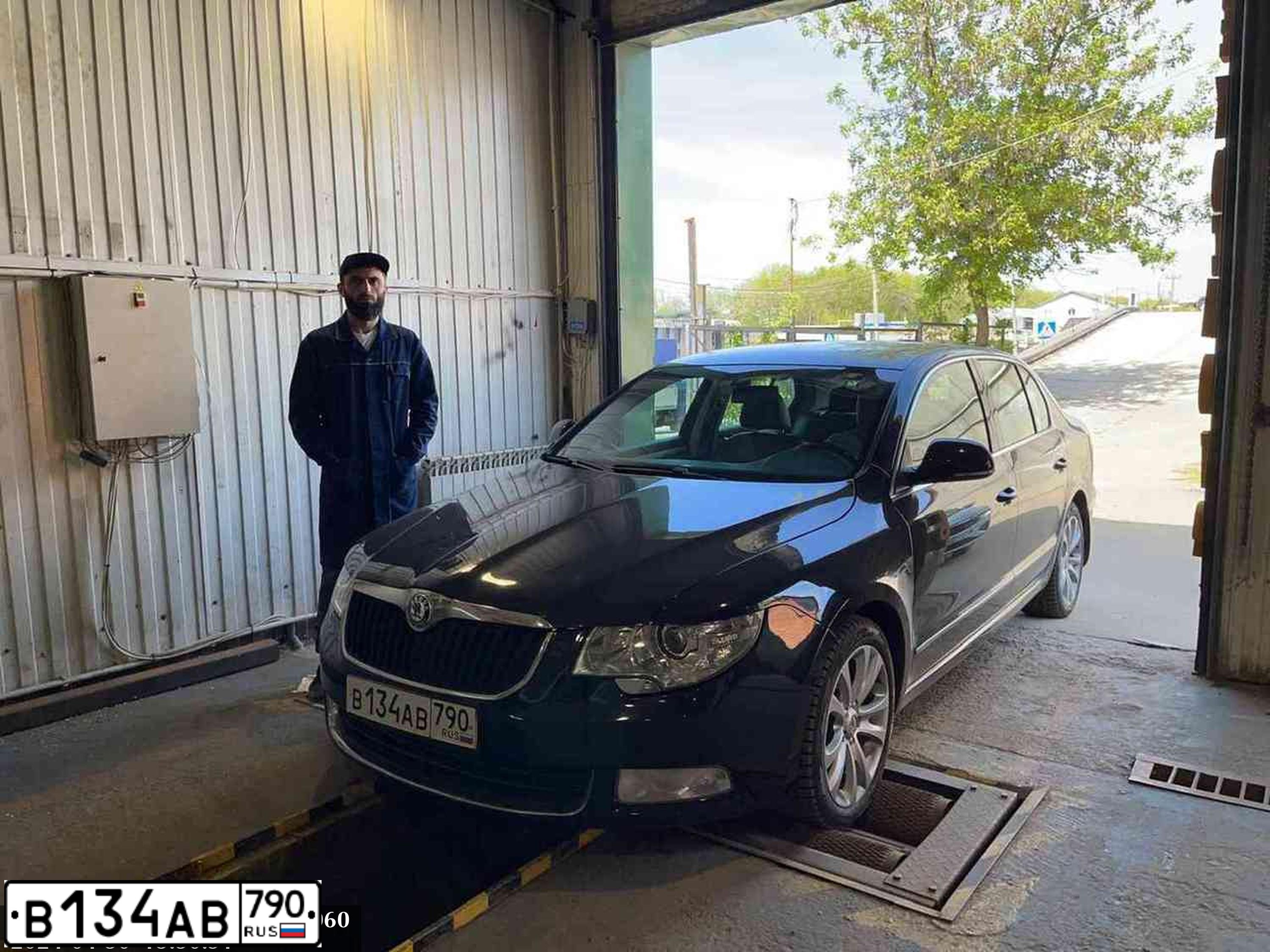 Фото автомобиля SKODA SUPERB, 2012 — госномер У052АА550. Цвет: ЧЕРНЫЙ