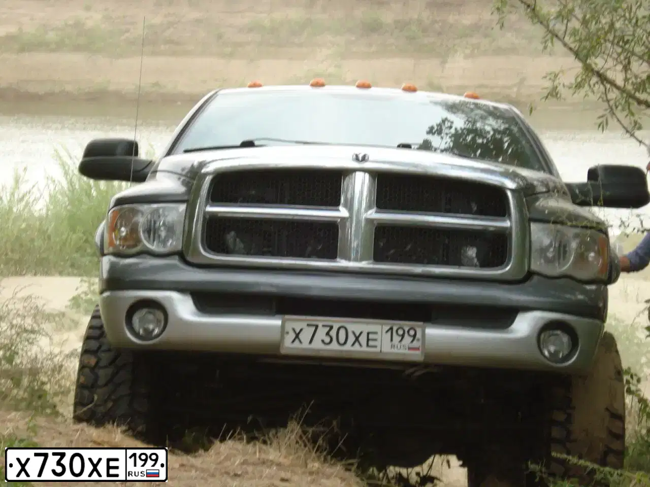Фото автомобиля DODGE RAM, 2003 — госномер Х730ХЕ199. Цвет: Серый