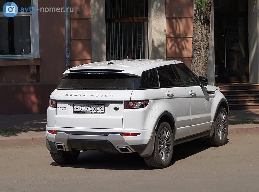 Фото автомобиля LAND ROVER RANGE ROVER EVOQUE, 2011 — госномер Н508ХР70. Цвет: ЯРКО БЕЛЫЙ