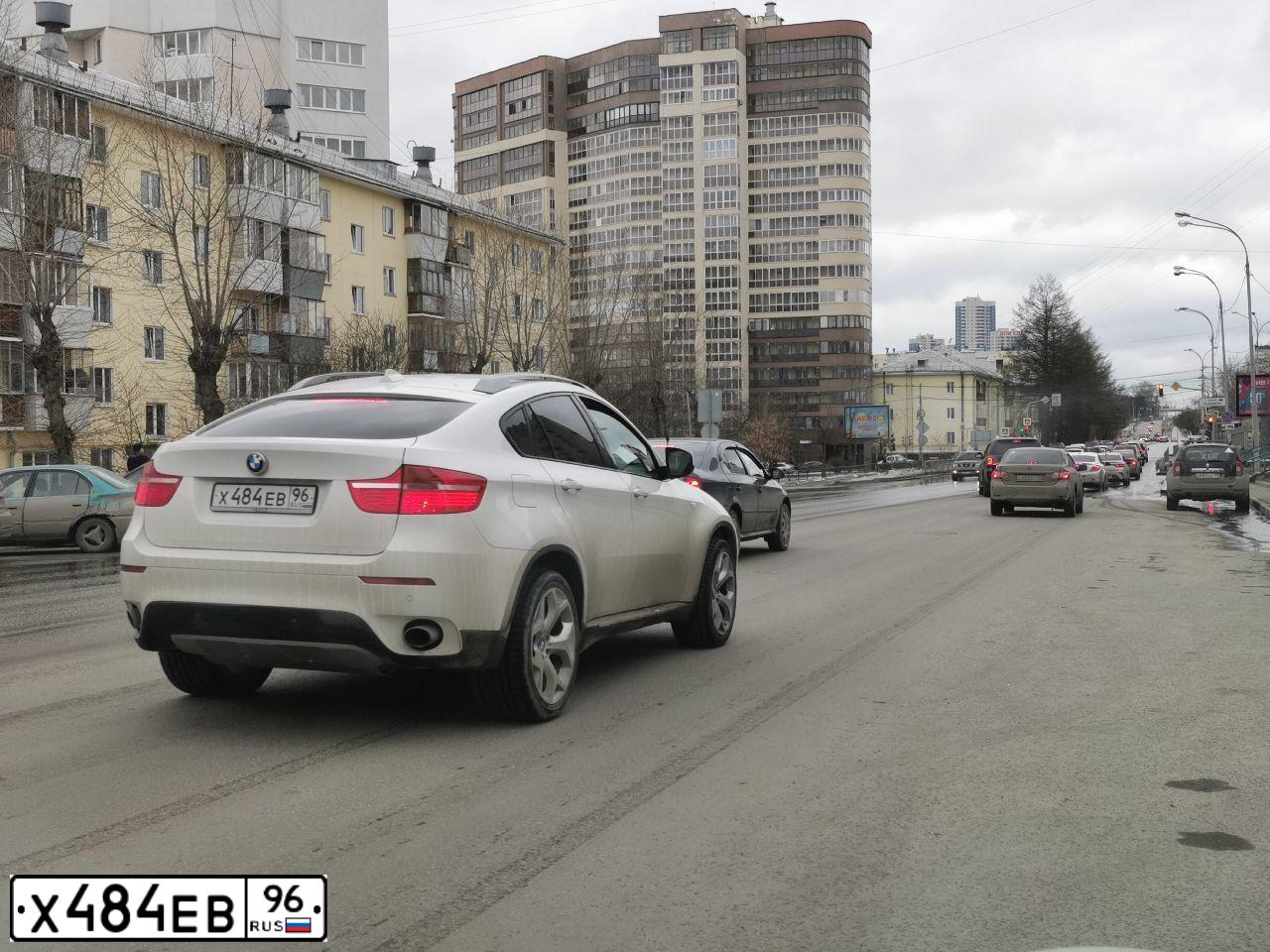 Фото автомобиля BMW X6, 2008 — госномер Х484ЕВ96. Цвет: Белый