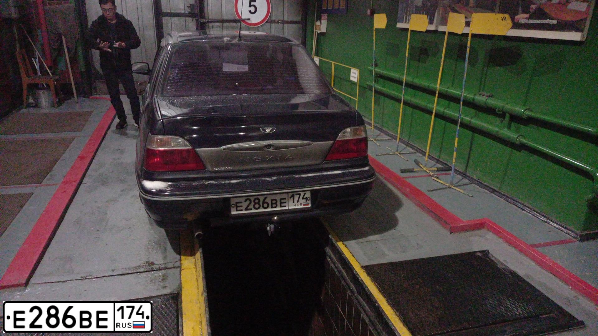 Фото автомобиля DAEWOO NEXIA, 2008 — госномер Е286ВЕ174. Цвет: ЧЕРНО-СИНИЙ