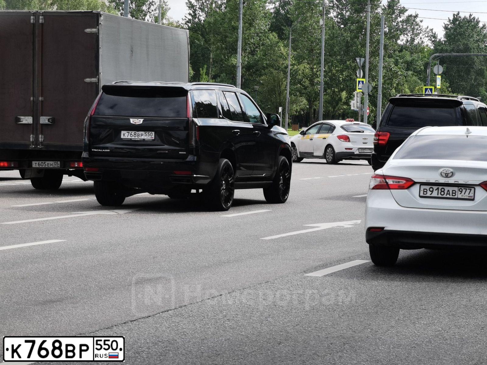 Фото автомобиля CADILLAC ESCALADE, 2023 — госномер Н220НН90. Цвет: ЧЕРНЫЙ
