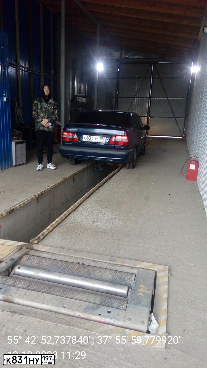 Фото автомобиля VOLVO 850, 1995 — госномер К252ОТ97. Цвет: синий