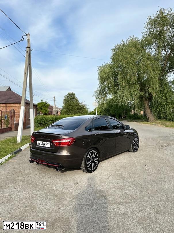 Фото автомобиля LADA VESTA, 2017 — госномер М218ВК761. Цвет: Коричневый