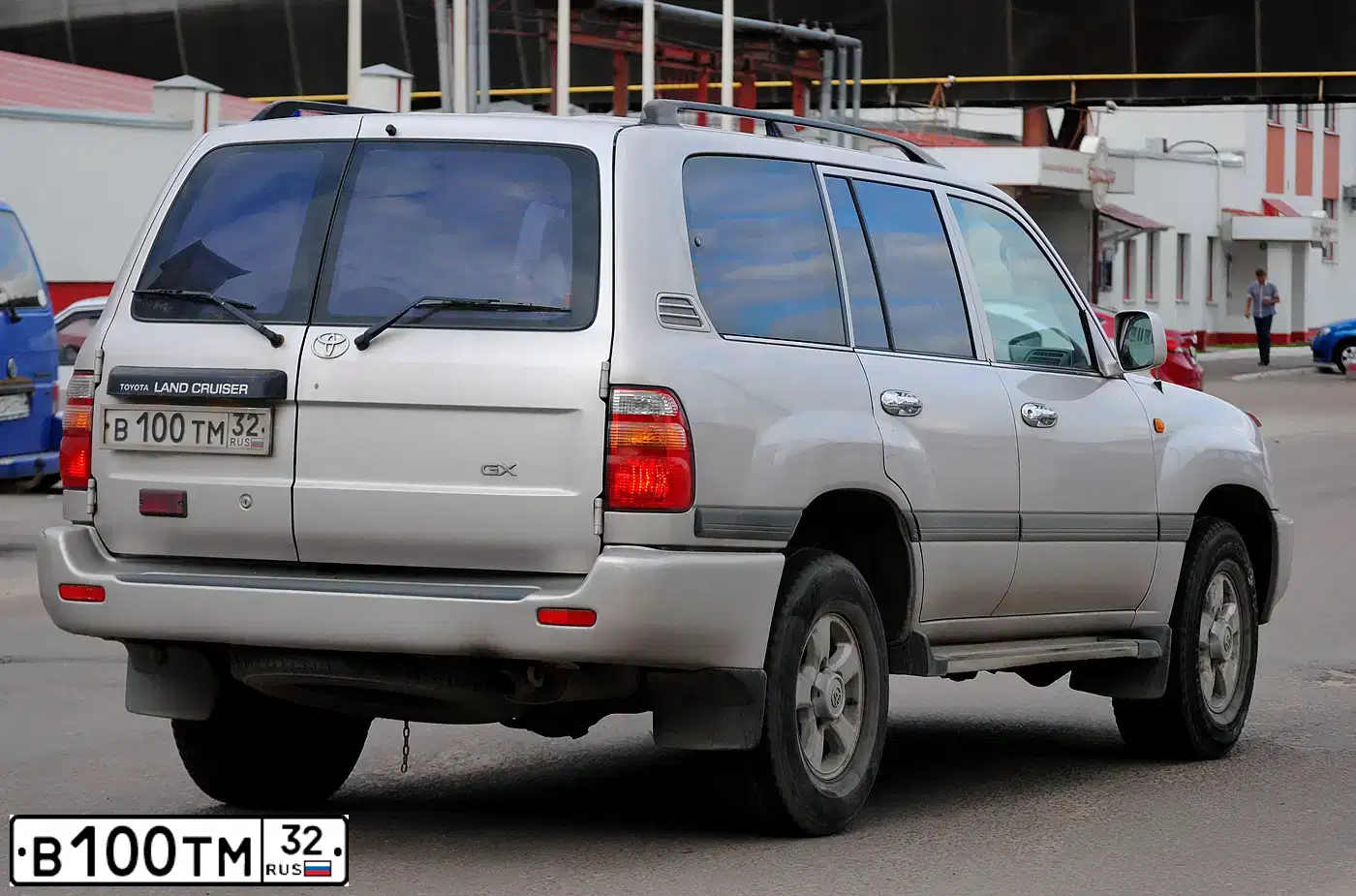Фото автомобиля TOYOTA LANDCRUISER, 2000 — госномер В100ТМ32. Цвет: БЕЛЫЙ (СЕРЕБРИСТЫЙ)