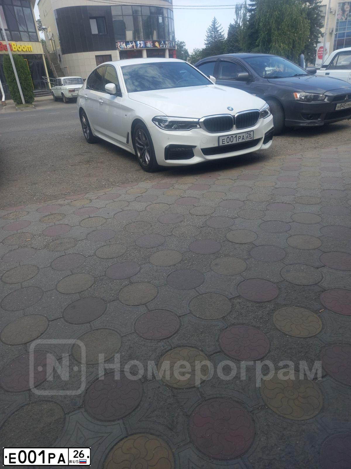 Фото автомобиля MERCEDES C-KLASSE, 2015 — госномер Е001РА26. Цвет: БЕЛЫЙ