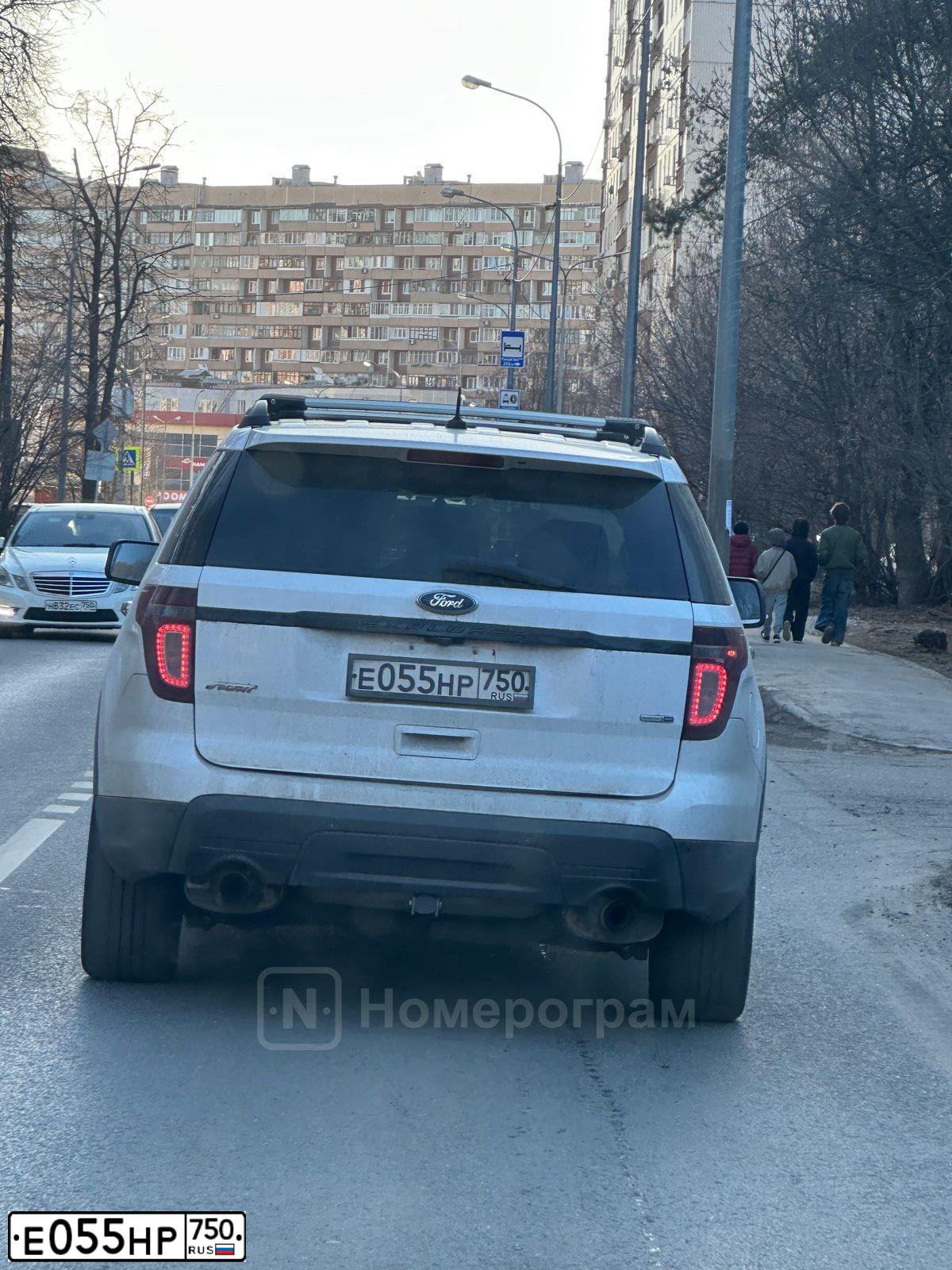 Фото автомобиля FORD EXPLORER, 2014 — госномер Е055НР750. Цвет: БЕЛЫЙ