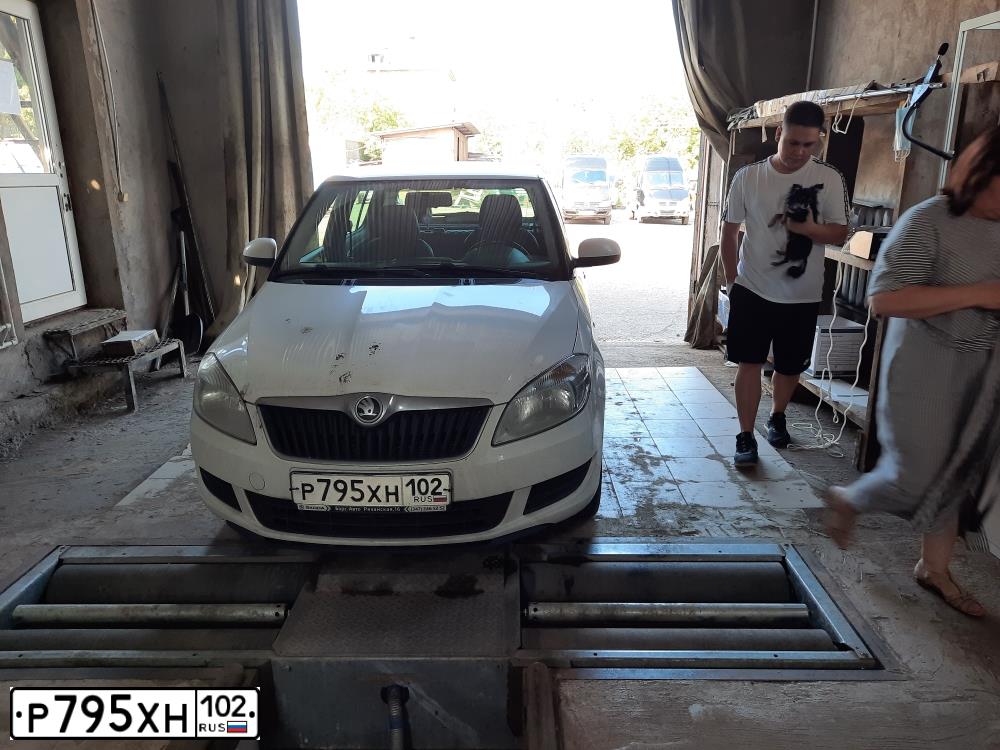 Фото автомобиля SKODA FABIA, 2014 — госномер Р795ХН102. Цвет: БЕЛЫЙ