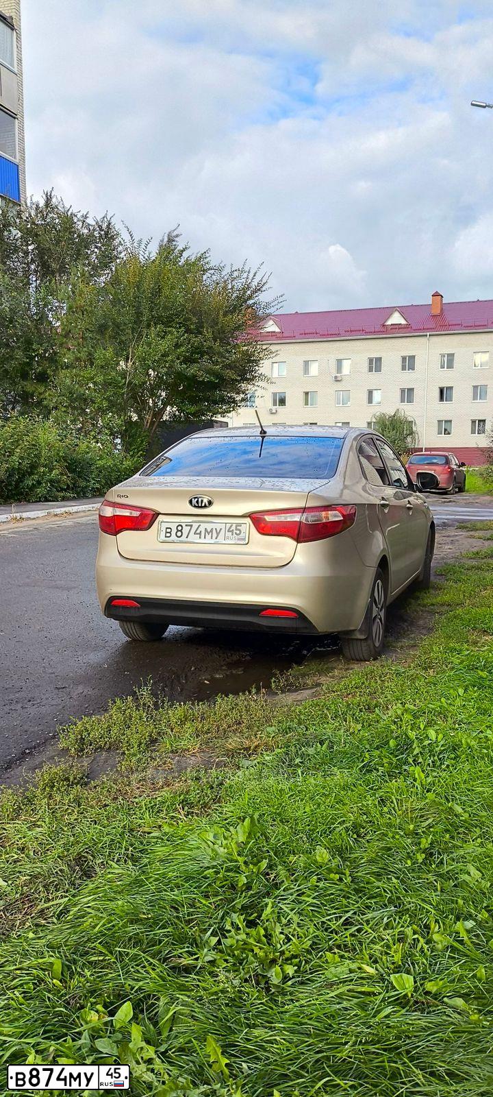 Фото автомобиля KIA RIO, 2013 — госномер В874МУ45. Цвет: БЕЖЕВЫЙ