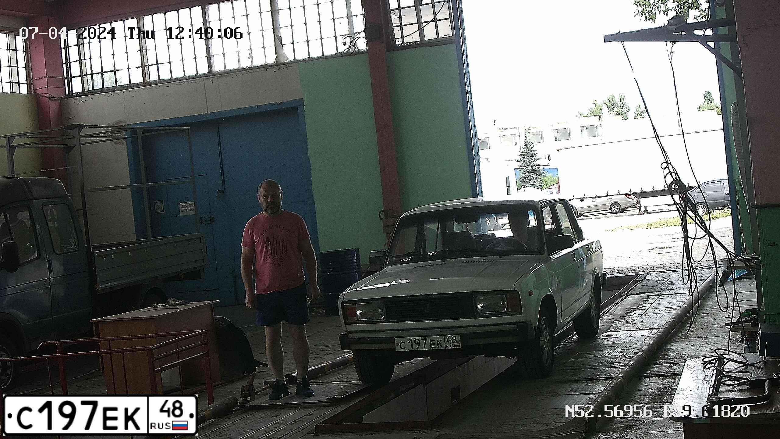 Фото автомобиля LADA 2105, 2003 — госномер У443ОТ48. Цвет: ЯРКО-БЕЛЫЙ