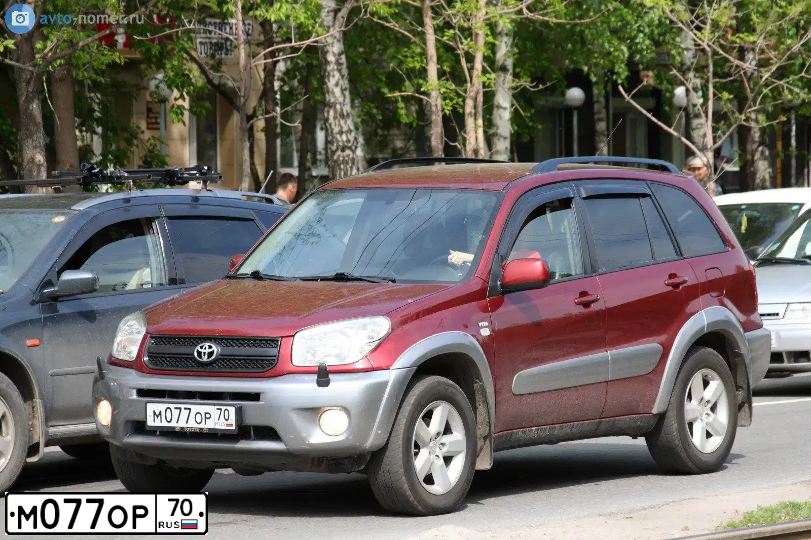 Фото автомобиля TOYOTA RAV4, 2004 — госномер М077ОР70. Цвет: ТЕМНО-БОРДОВЫЙ
