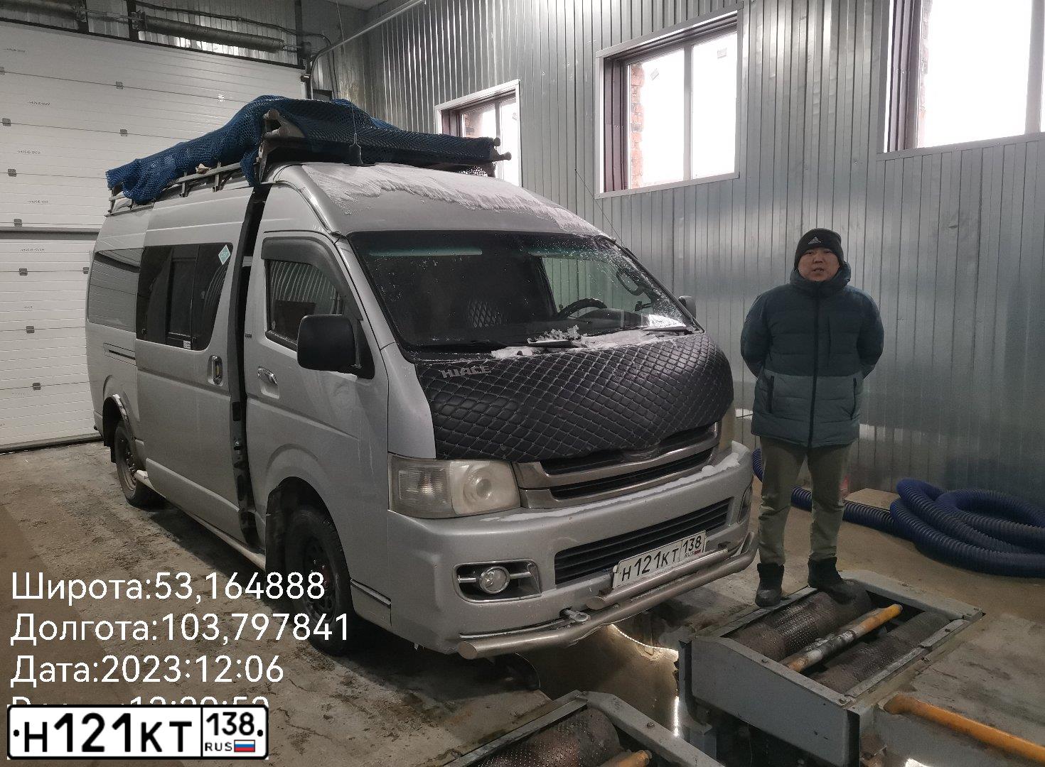 Фото автомобиля TOYOTA HIACE, 2008 — госномер Н121КТ138. Цвет: СЕРЕБРИСТЫЙ