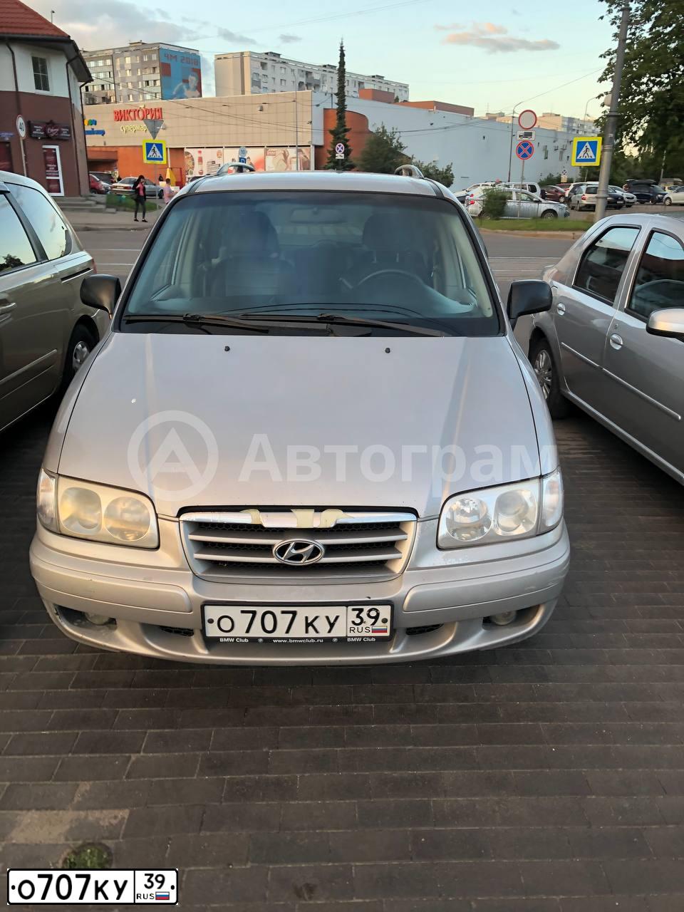 Фото автомобиля HYUNDAI TRAJET, 2005 — госномер Т215МС39. Цвет: Серебристый
