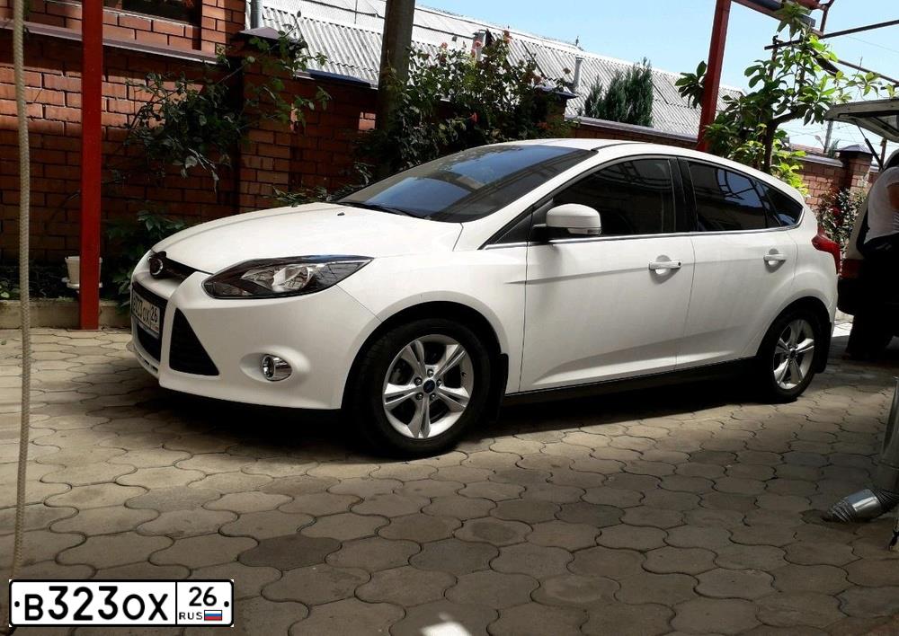 Фото автомобиля FORD FOCUS, 2012 — госномер В323ОХ26. Цвет: Белый