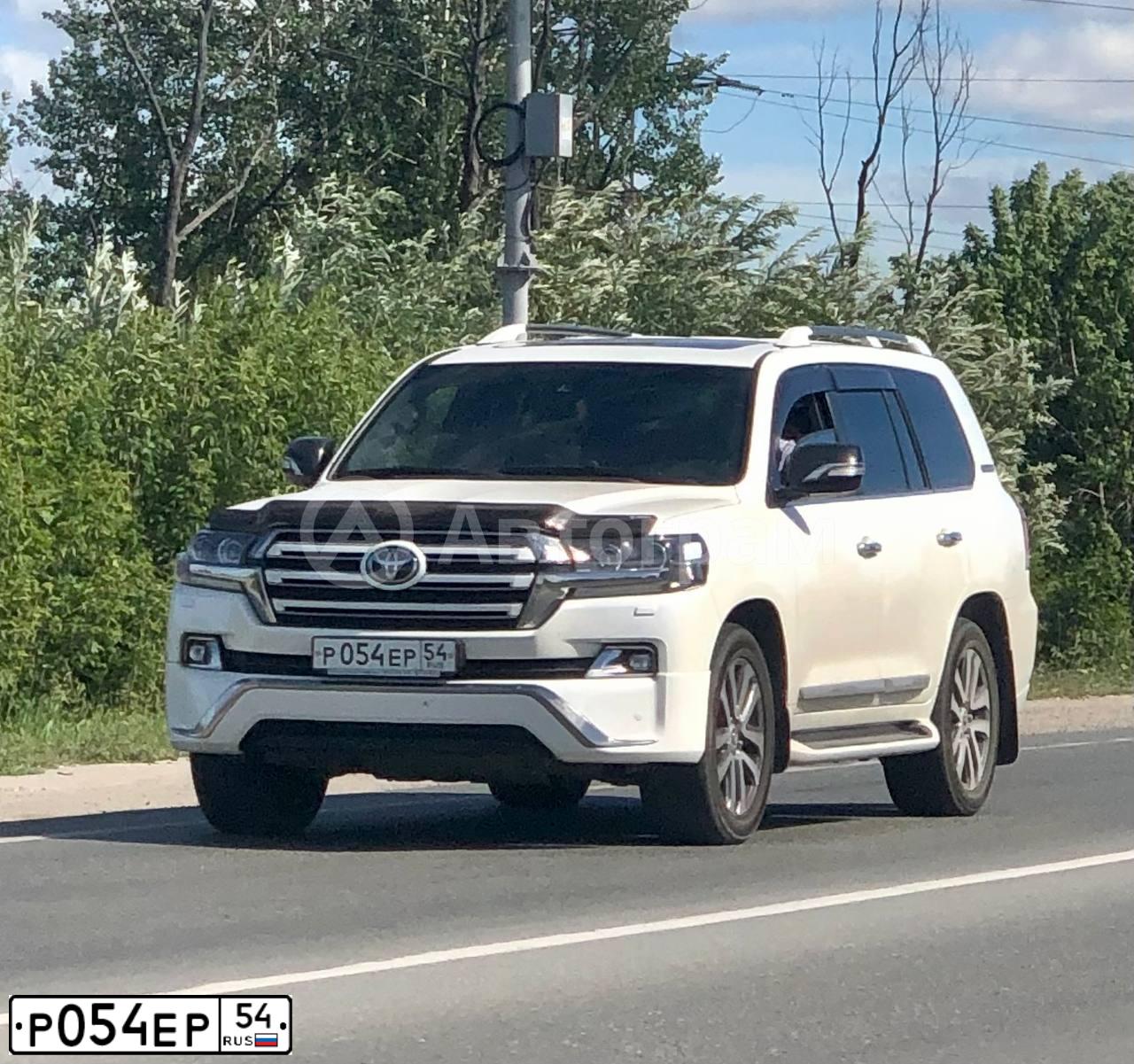 Фото автомобиля TOYOTA LANDCRUISER 200, 2016 — госномер Р054ЕР54. Цвет: Белый