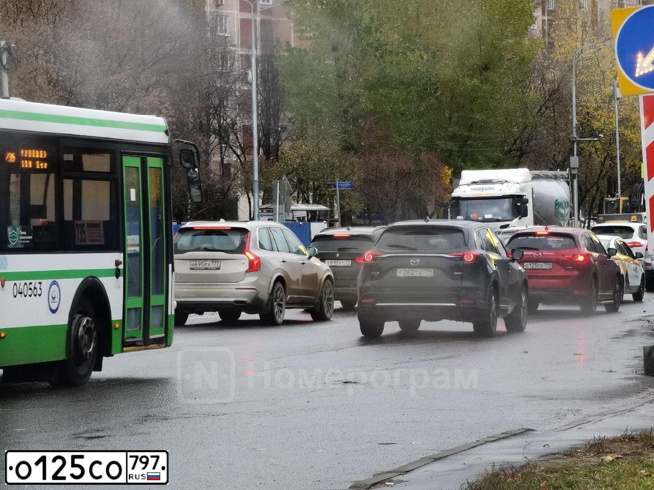 Фото автомобиля INFINITI QX70 /FX/, 2003 — госномер О125СО797. Цвет: ЧЕРНЫЙ