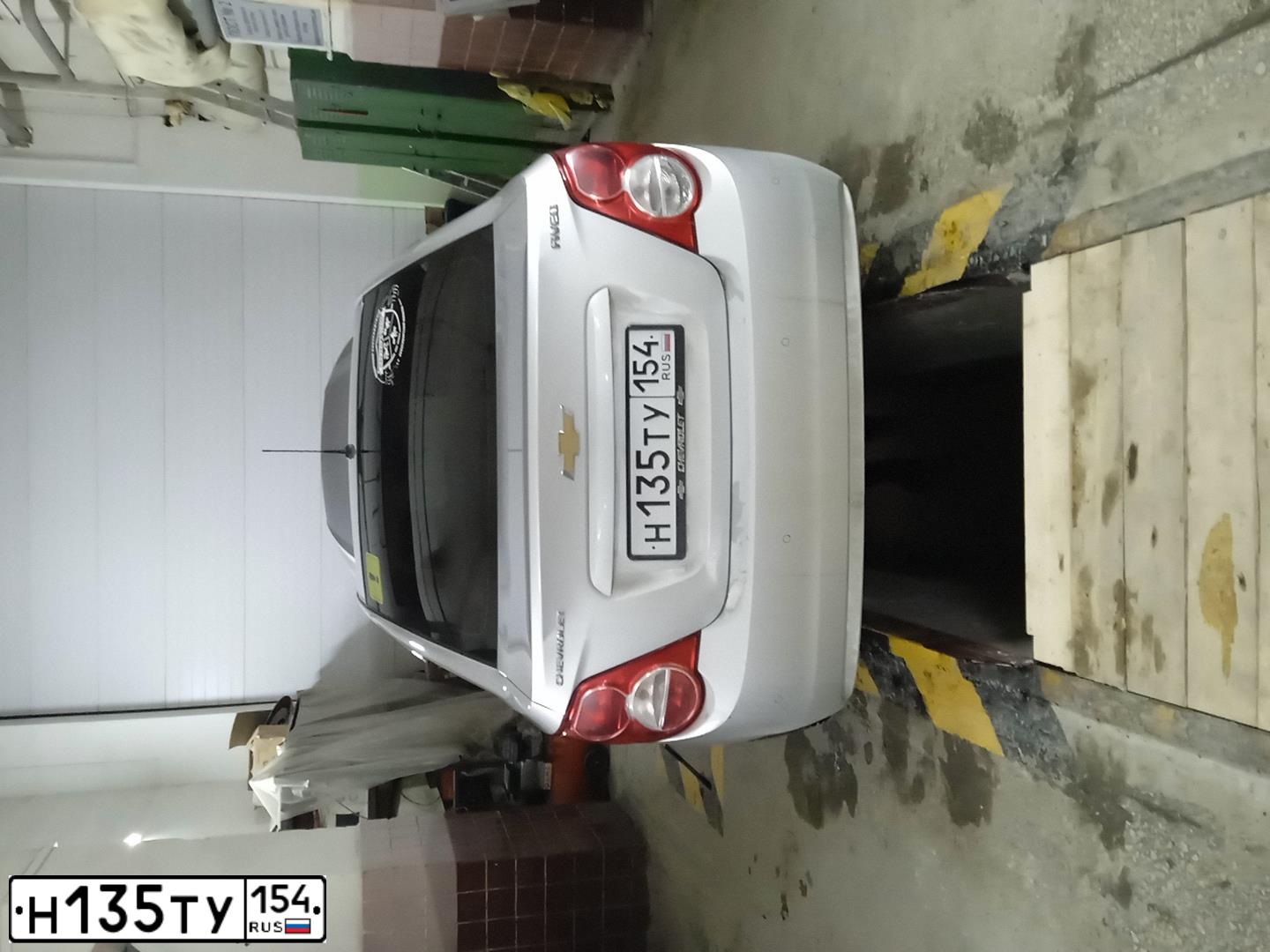 Фото автомобиля CHEVROLET AVEO, 2012 — госномер В466ВВ54. Цвет: Серебристый