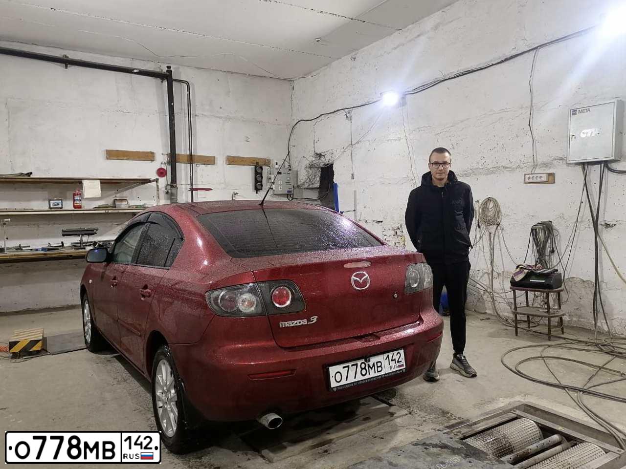 Фото автомобиля MAZDA 3, 2008 — госномер Р849ВУ154. Цвет: Красный