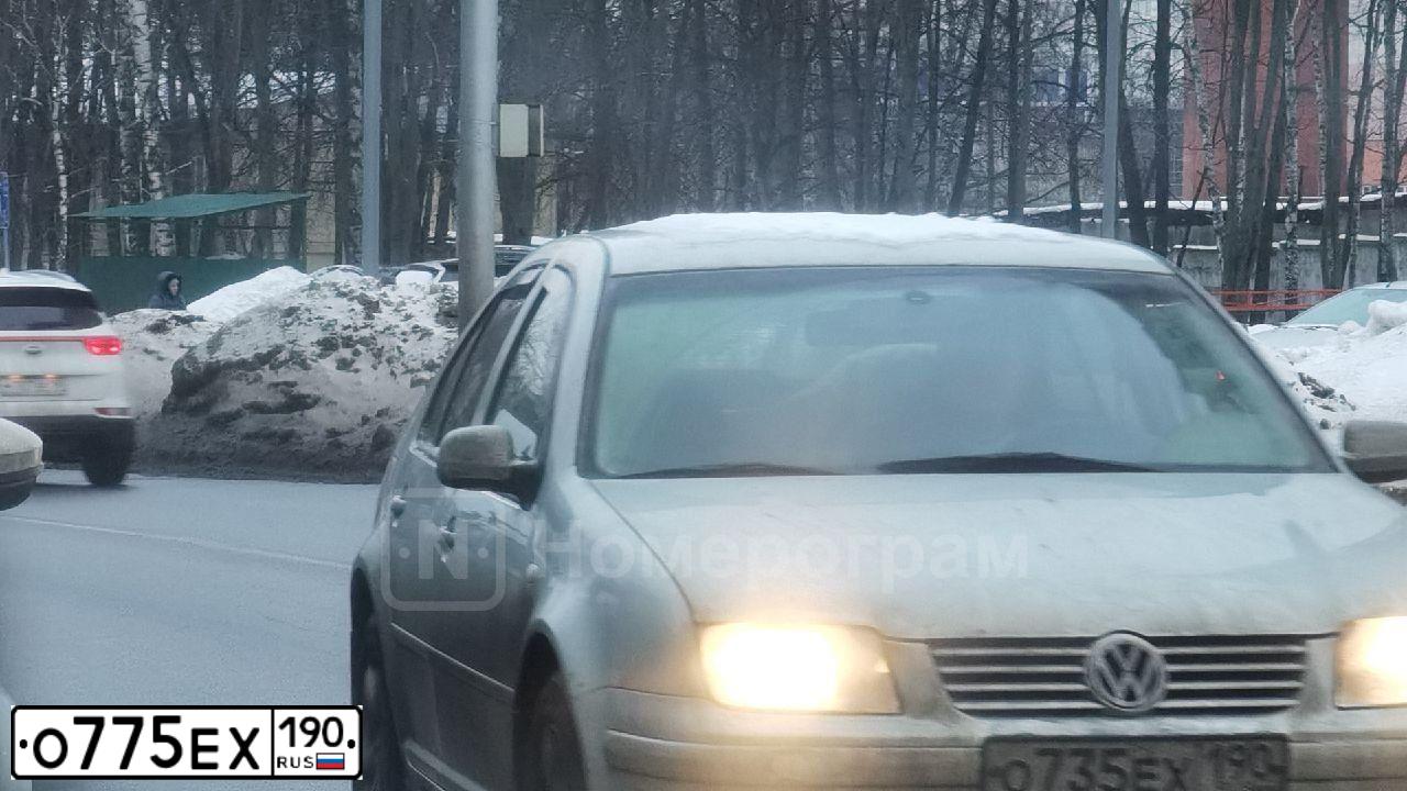 Фото автомобиля MITSUBISHI MONTERO, 2000 — госномер К393ХА33. Цвет: Белый