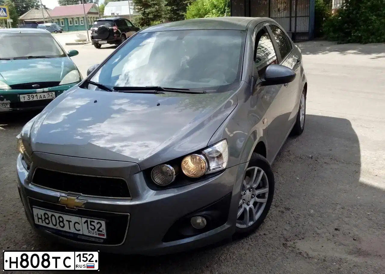 Фото автомобиля CHEVROLET AVEO, 2014 — госномер Н808ТС152. Цвет: СЕРЫЙ МЕТАЛЛИК