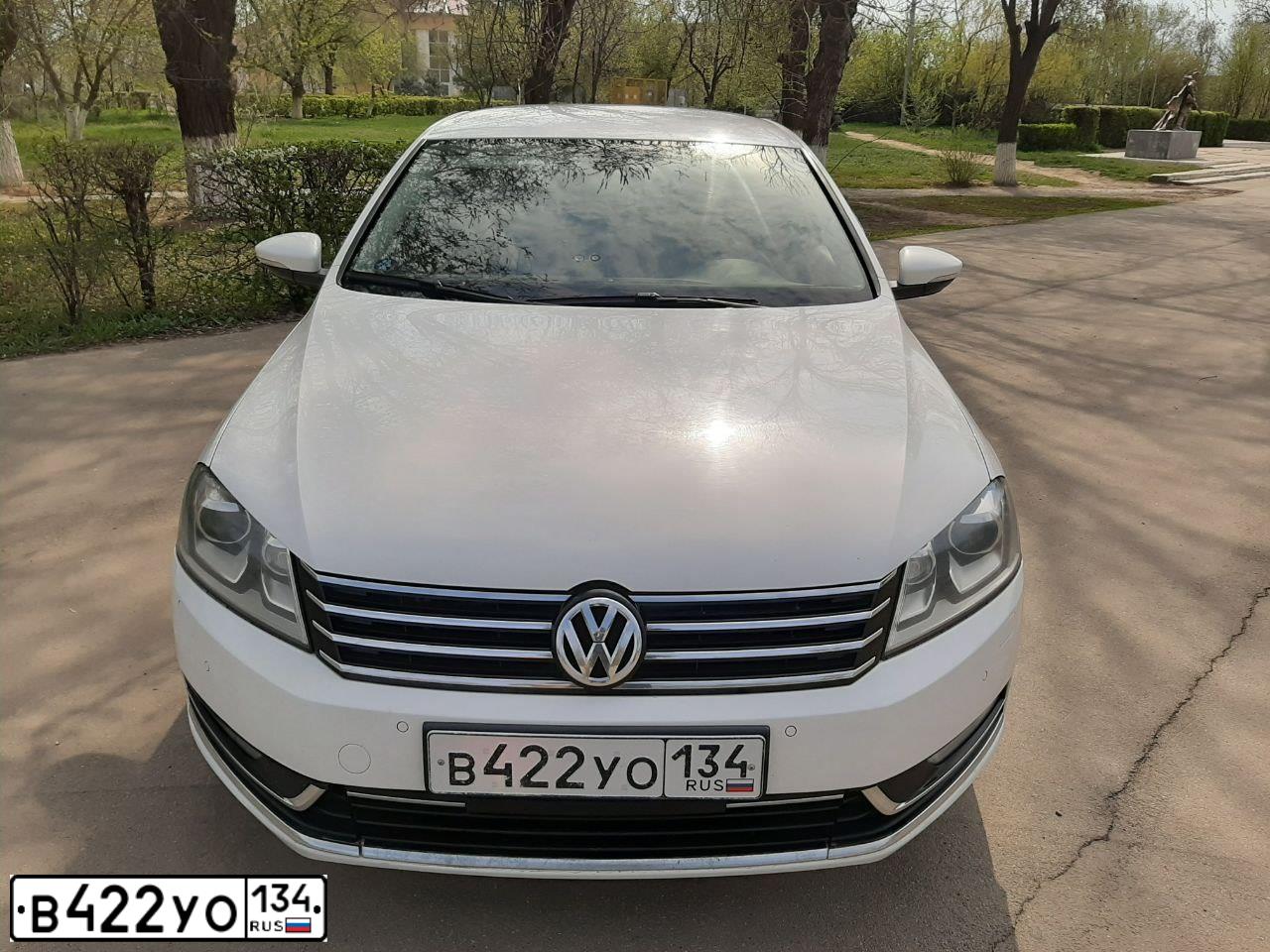 Фото автомобиля VOLKSWAGEN PASSAT, 2012 — госномер В422УО134. Цвет: БЕЛЫЙ