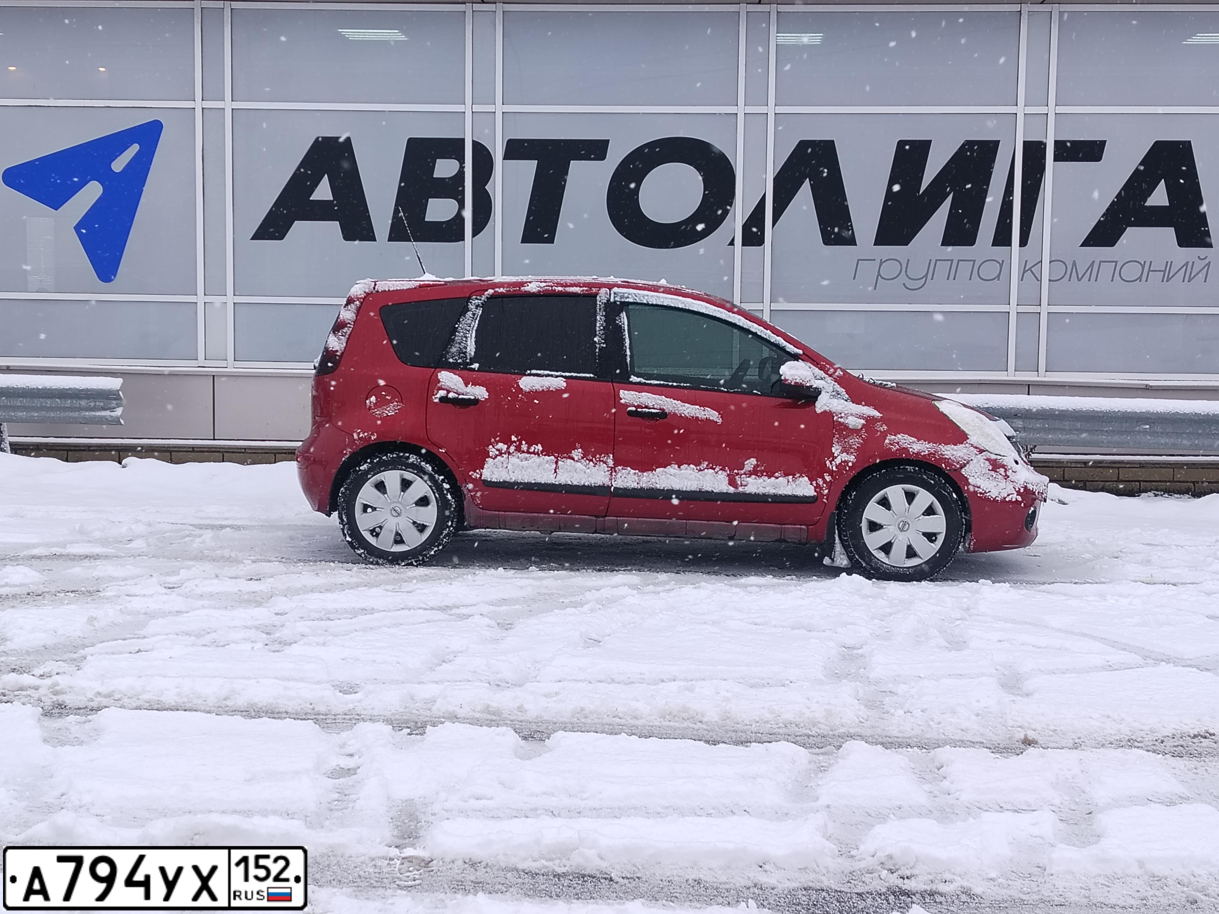 Фото автомобиля NISSAN NOTE, 2007 — госномер А794УХ152. Цвет: ТЕМНО-КРАСНЫЙ
