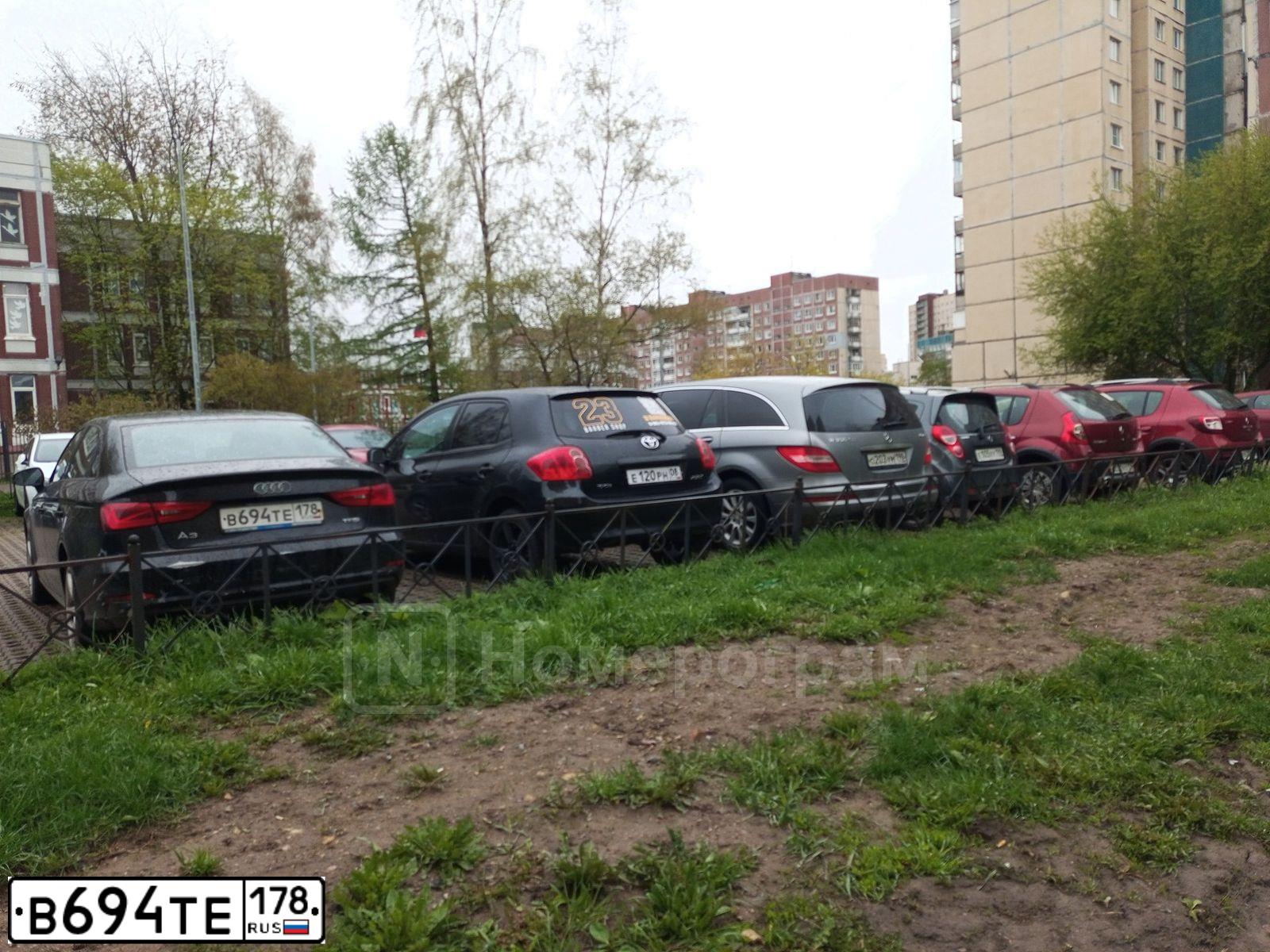 Фото автомобиля AUDI A3, 2013 — госномер В694ТЕ178. Цвет: ЧЕРНЫЙ