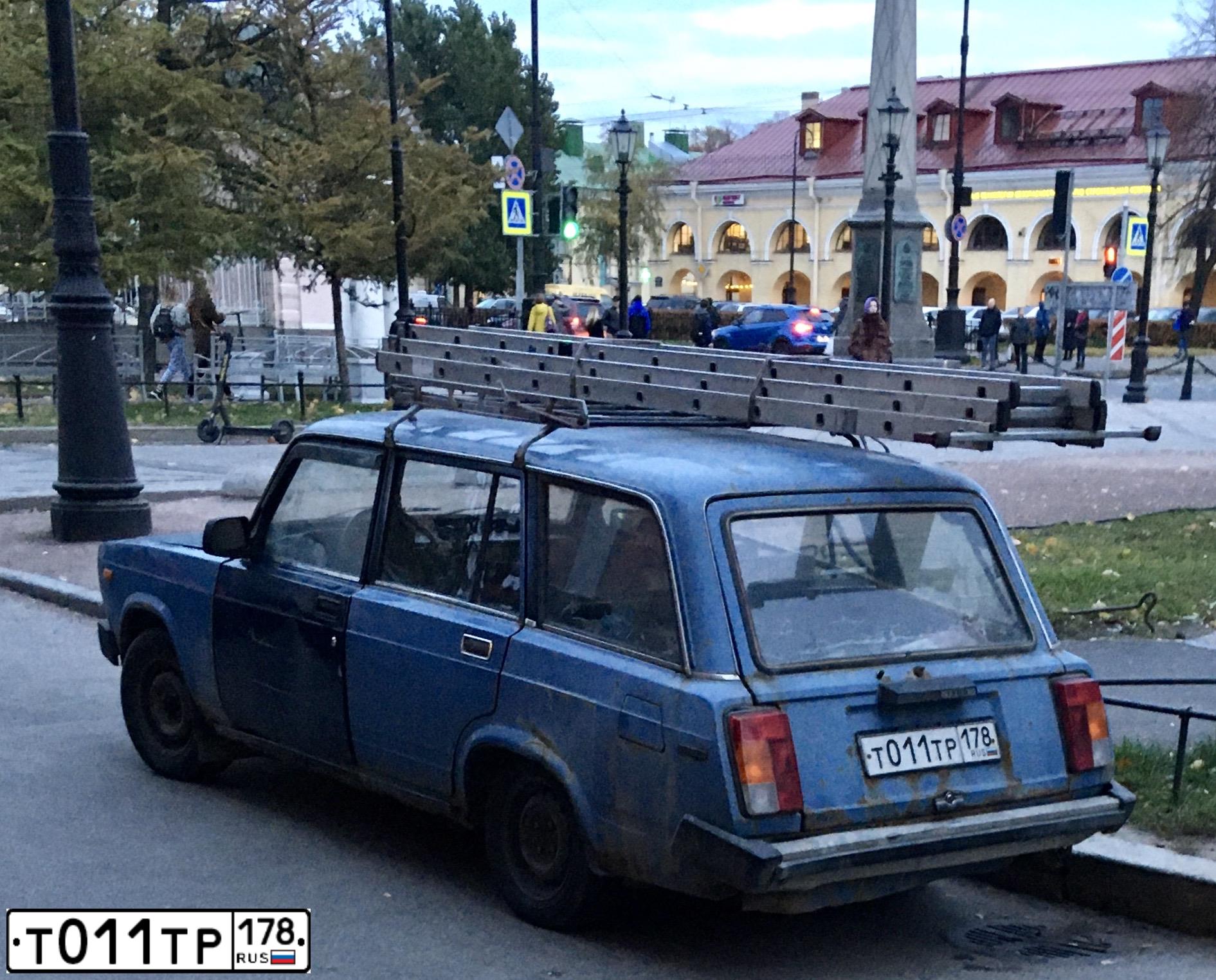 Фото автомобиля LADA 2104, 1990 — госномер Т011ТР178. Цвет: ГОЛУБОЙ