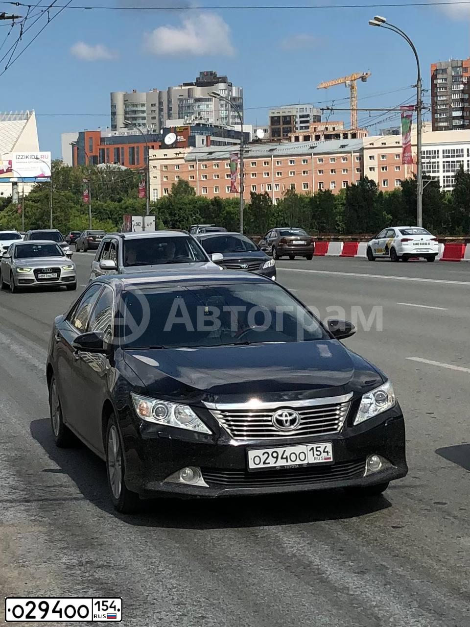 Фото автомобиля TOYOTA CAMRY, 2012 — госномер О294ОО154. Цвет: ЧЕРНЫЙ