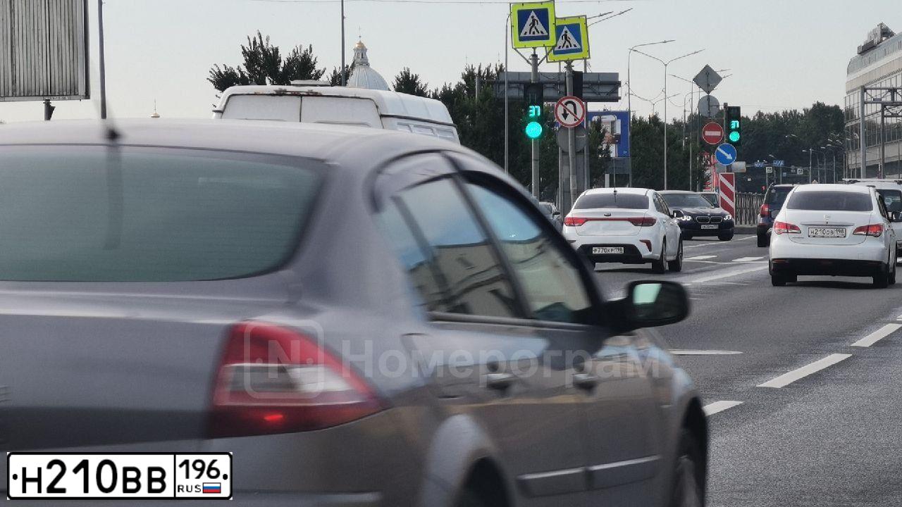 Фото автомобиля GEELY MK CROSS, 2013 — госномер С384ОЕ196. Цвет: ЧЕРНЫЙ