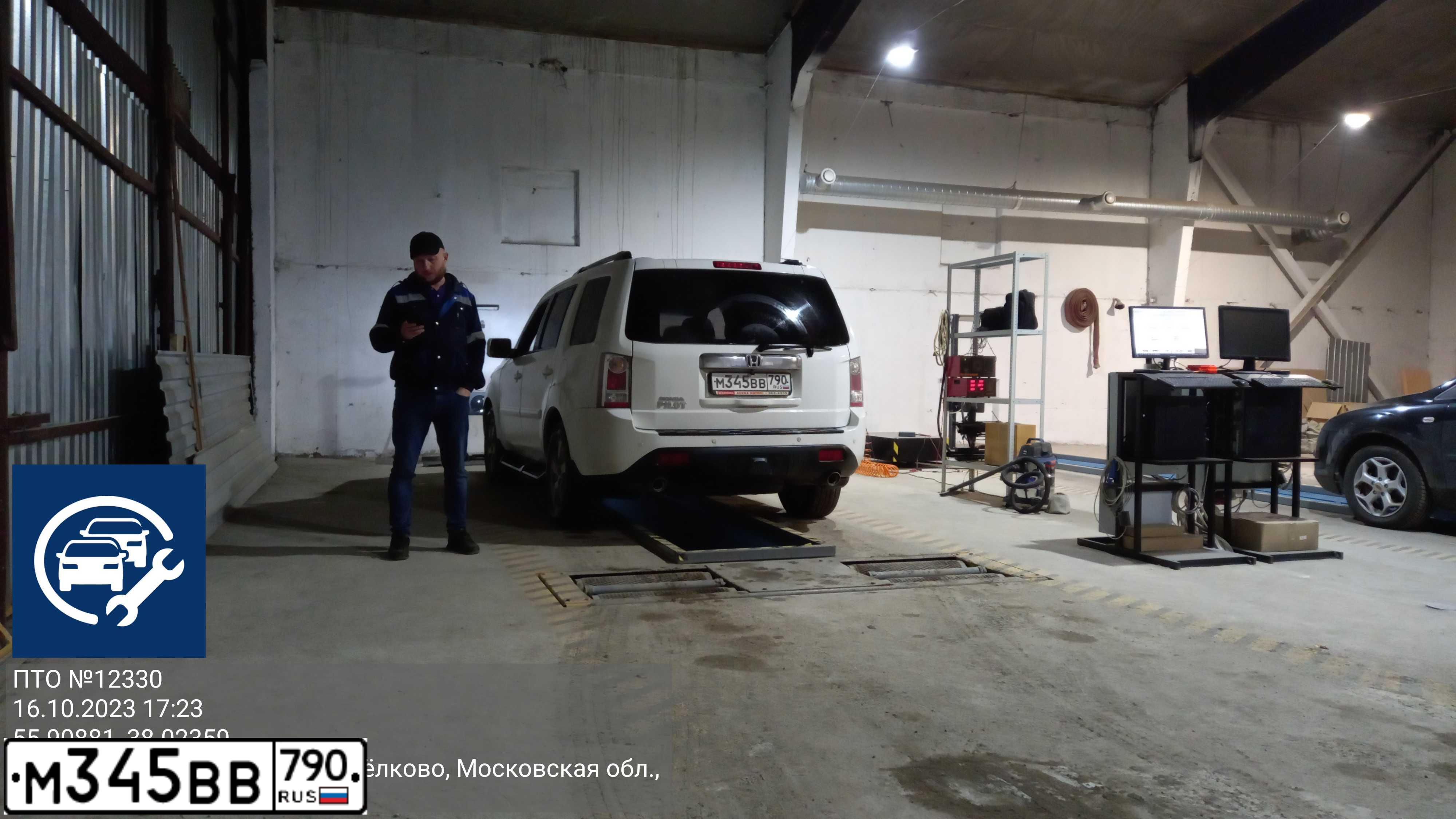 Фото автомобиля HONDA PILOT, 2012 — госномер М345ВВ790. Цвет: Белый