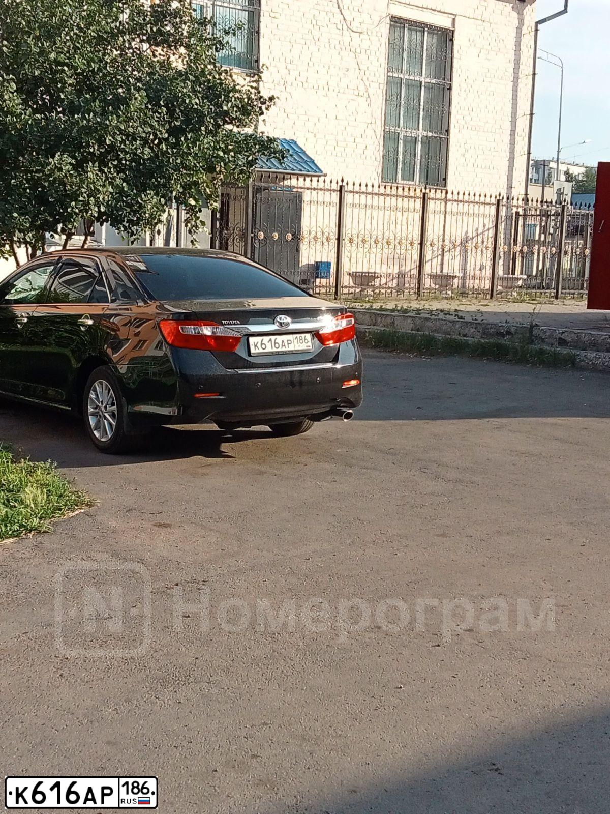 Фото автомобиля TOYOTA CAMRY, 2014 — госномер К616АР186. Цвет: ЧЕРНЫЙ МЕТАЛЛИК