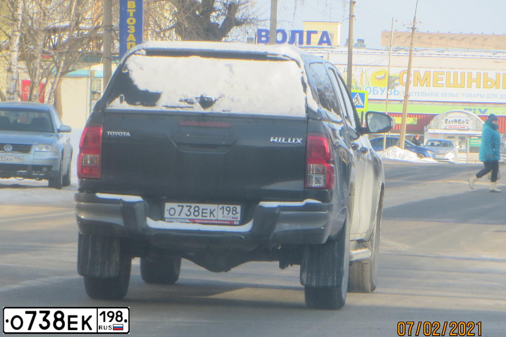 Фото автомобиля TOYOTA HILUX, 2020 — госномер О738ЕК198. Цвет: ЧЕРНЫЙ