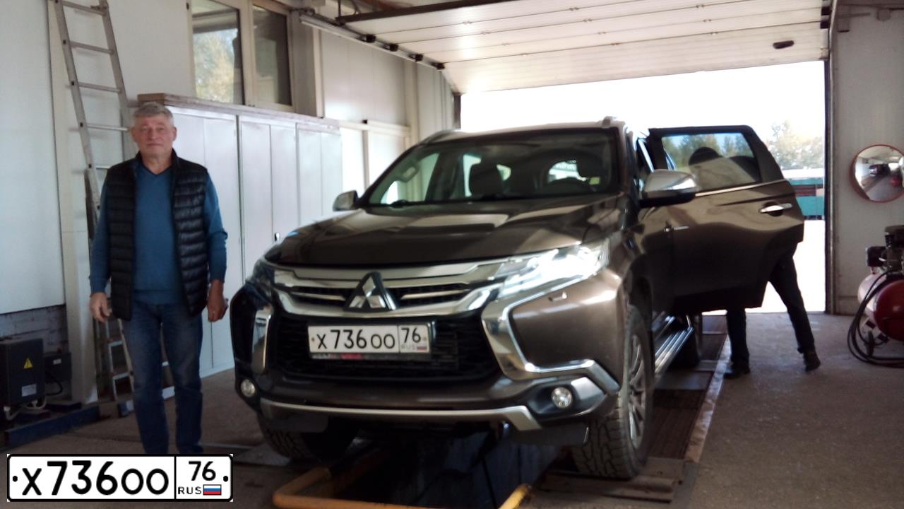 Фото автомобиля MITSUBISHI PAJERO SPORT, 2017 — госномер Х736ОО76. Цвет: Коричневый