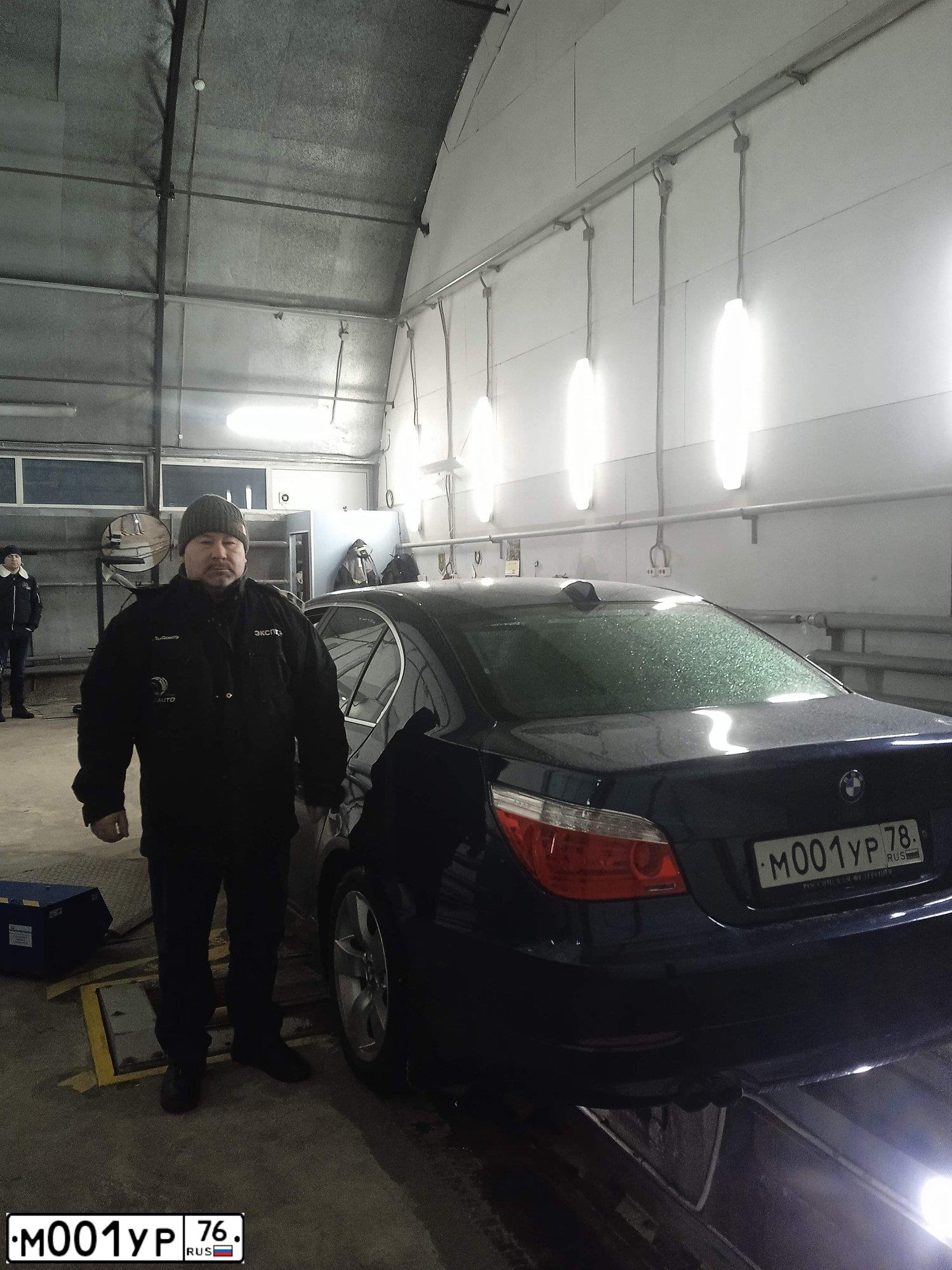 Фото автомобиля BMW SERIE 5, 2009 — госномер М001УР76. Цвет: синий
