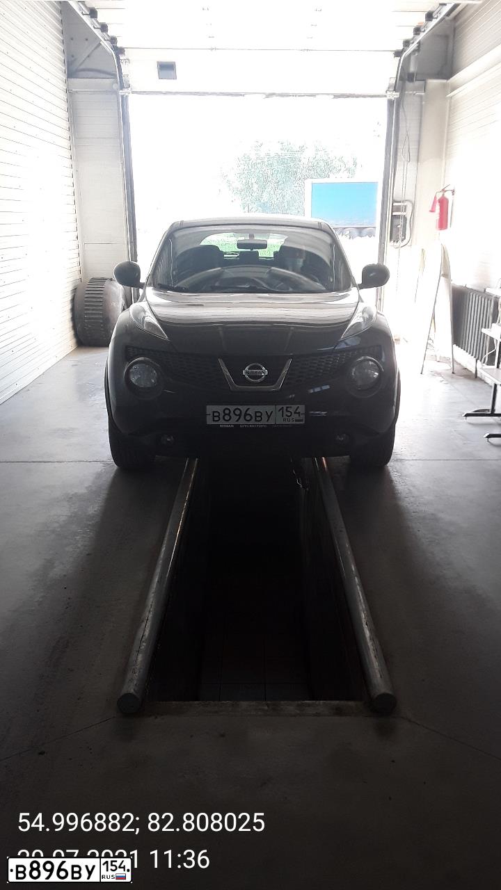 Фото автомобиля NISSAN JUKE, 2012 — госномер Р284МУ154. Цвет: ТЕМНО КОРИЧНЕВЫЙ