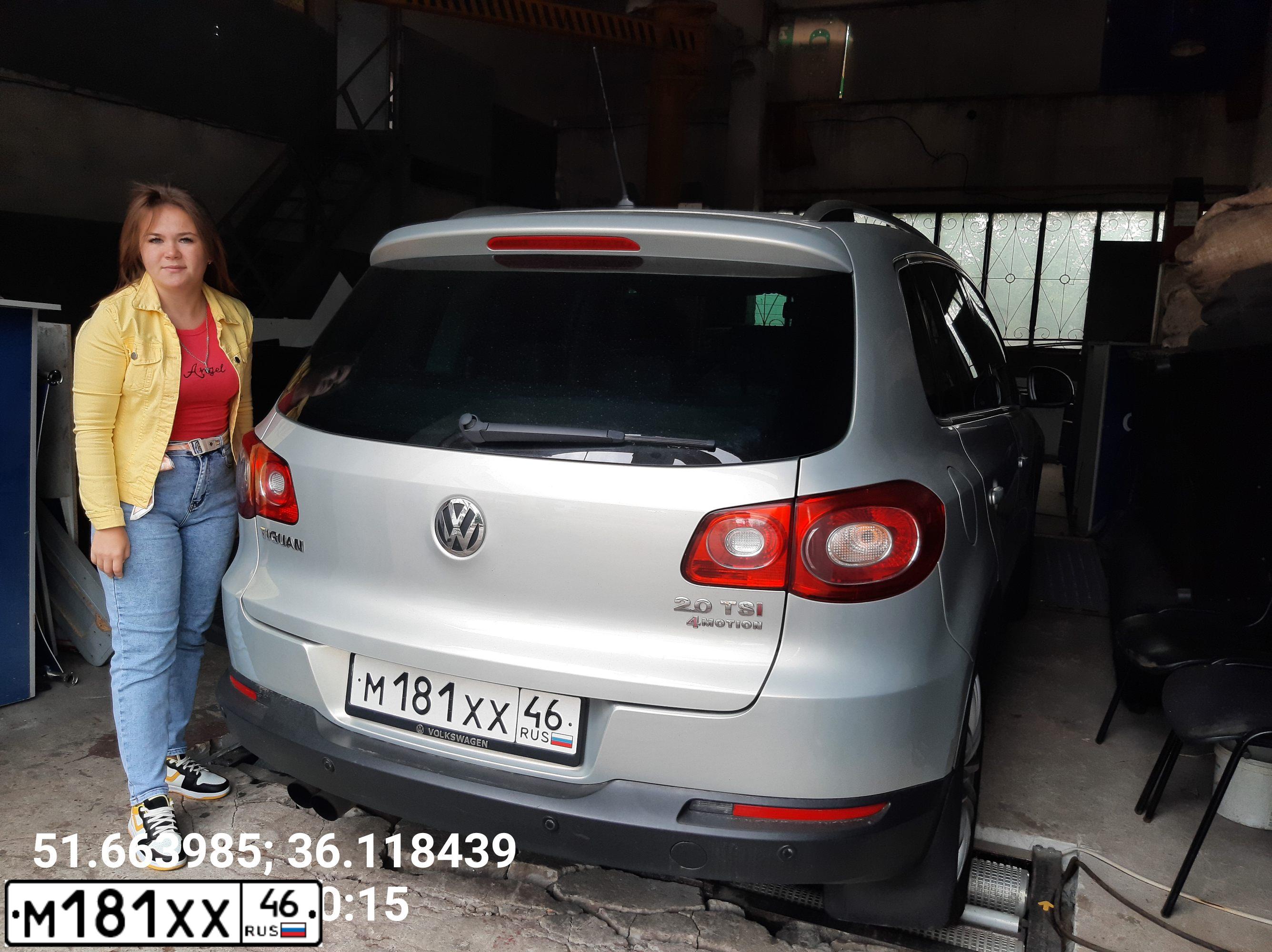 Фото автомобиля VOLKSWAGEN TIGUAN, 2011 — госномер О704НР46. Цвет: СЕРЕБРИСТО - ЖЕЛТЫЙ