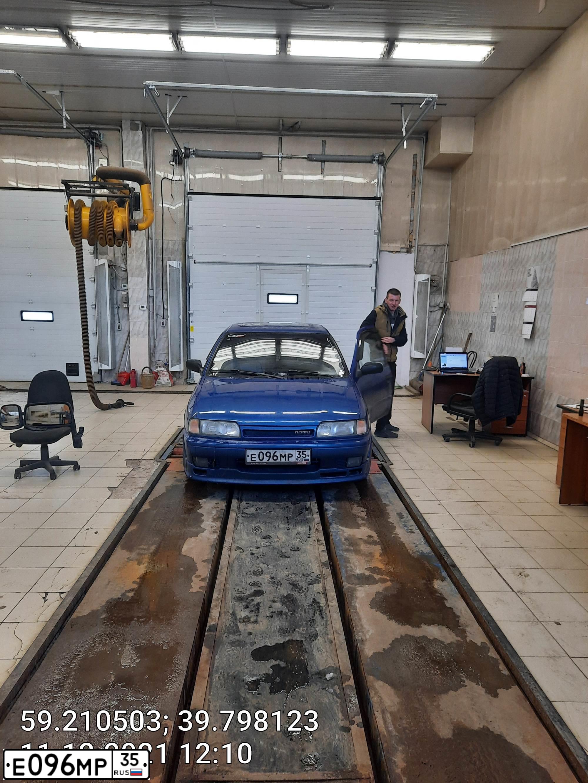 Фото автомобиля NISSAN PRIMERA, 1994 — госномер Е096МР35. Цвет: СИНИЙ
