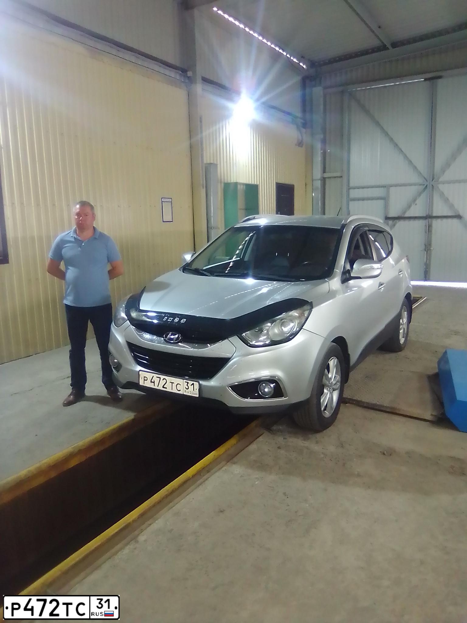 Фото автомобиля HYUNDAI IX35, 2011 — госномер Р472ТС31. Цвет: серебристый