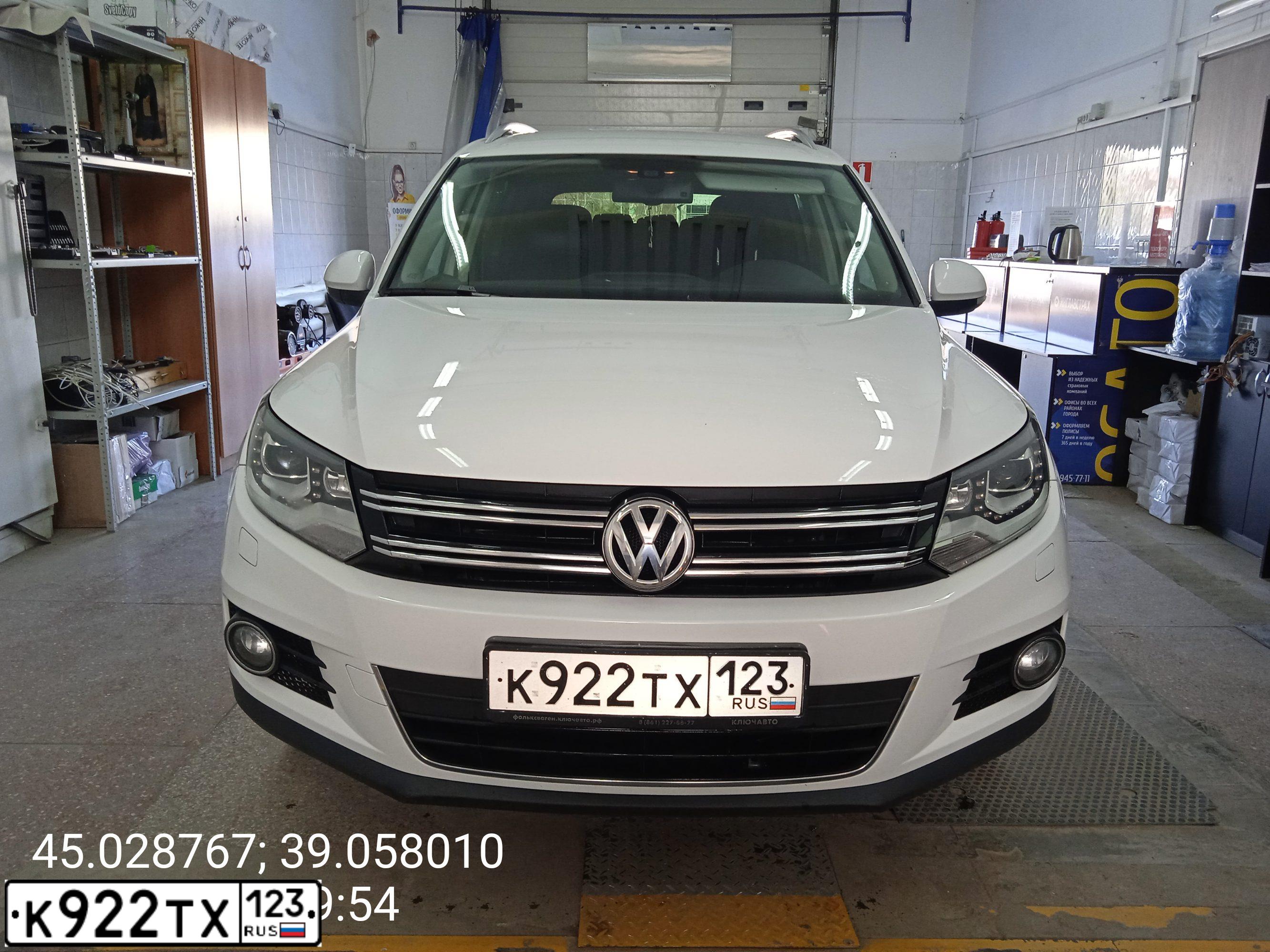 Фото автомобиля VOLKSWAGEN TIGUAN, 2012 — госномер Р999ВС93. Цвет: Белый