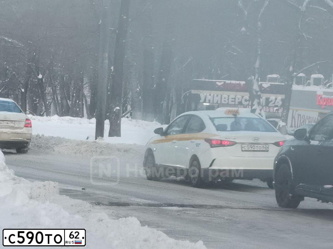 Фото автомобиля HYUNDAI SOLARIS, 2020 — госномер С590ТО62. Цвет: комбинированный (белый желтый серый)