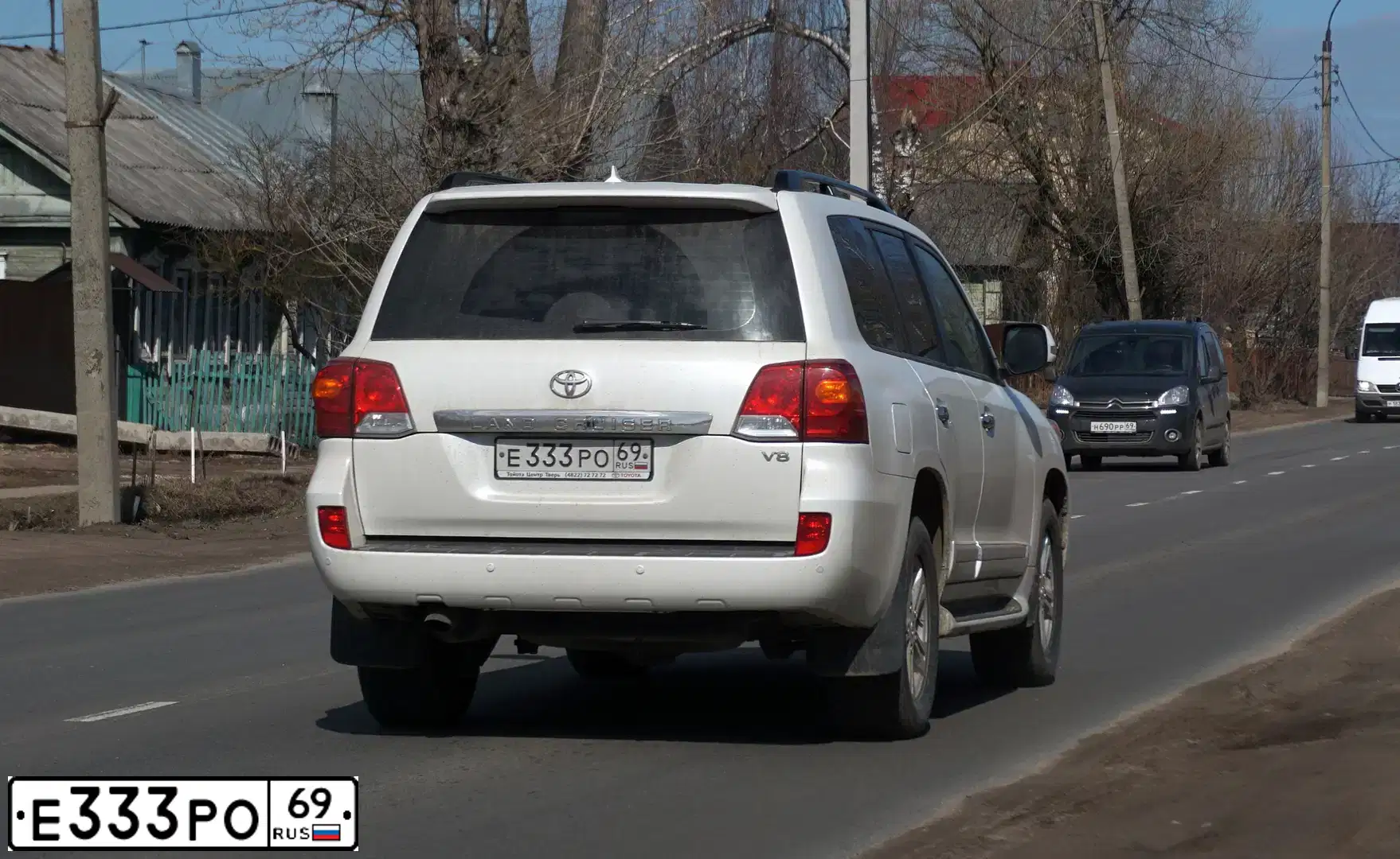 Фото автомобиля TOYOTA LANDCRUISER 200, 2013 — госномер Е333РО69. Цвет: БЕЛЫЙ